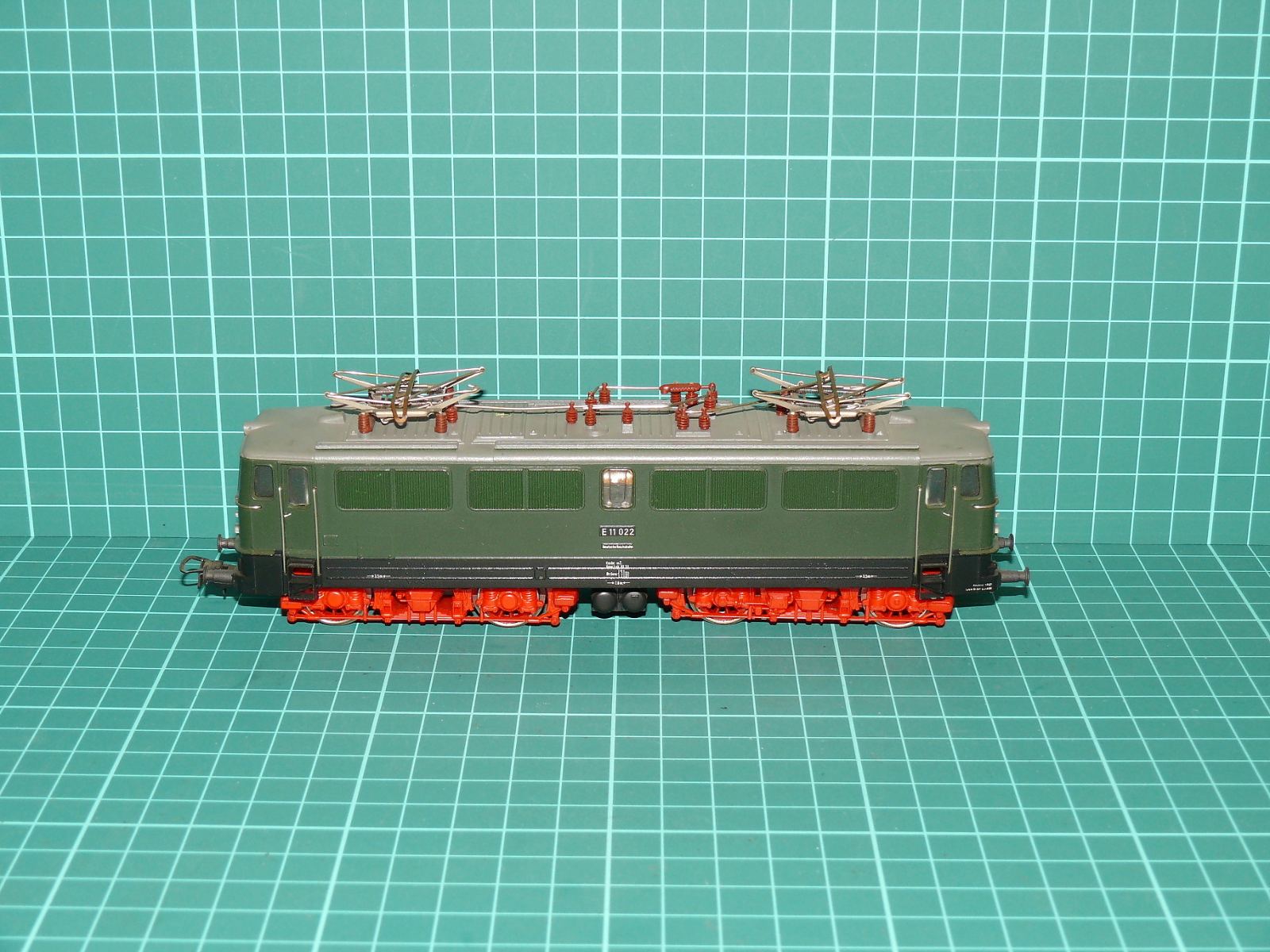 PIKO H0 – Elektrická lokomotiva řady E 11 DR „Holzroller“ v zeleném nátěru (kat. č. 5/6300 / DC analog) – H0
