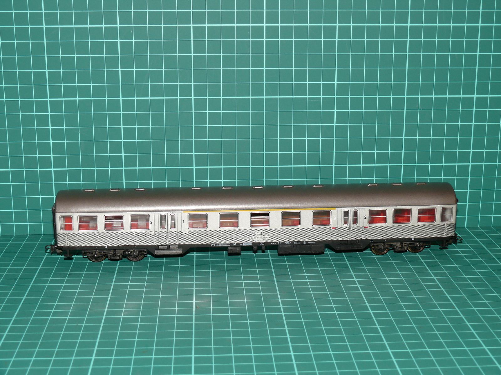 ROCO H0 – Čtyřnápravový příměstský osobní vůz 1./2. třídy řady ABnb „Silberling“ DB (kat. č. 4257 / DC) – H0