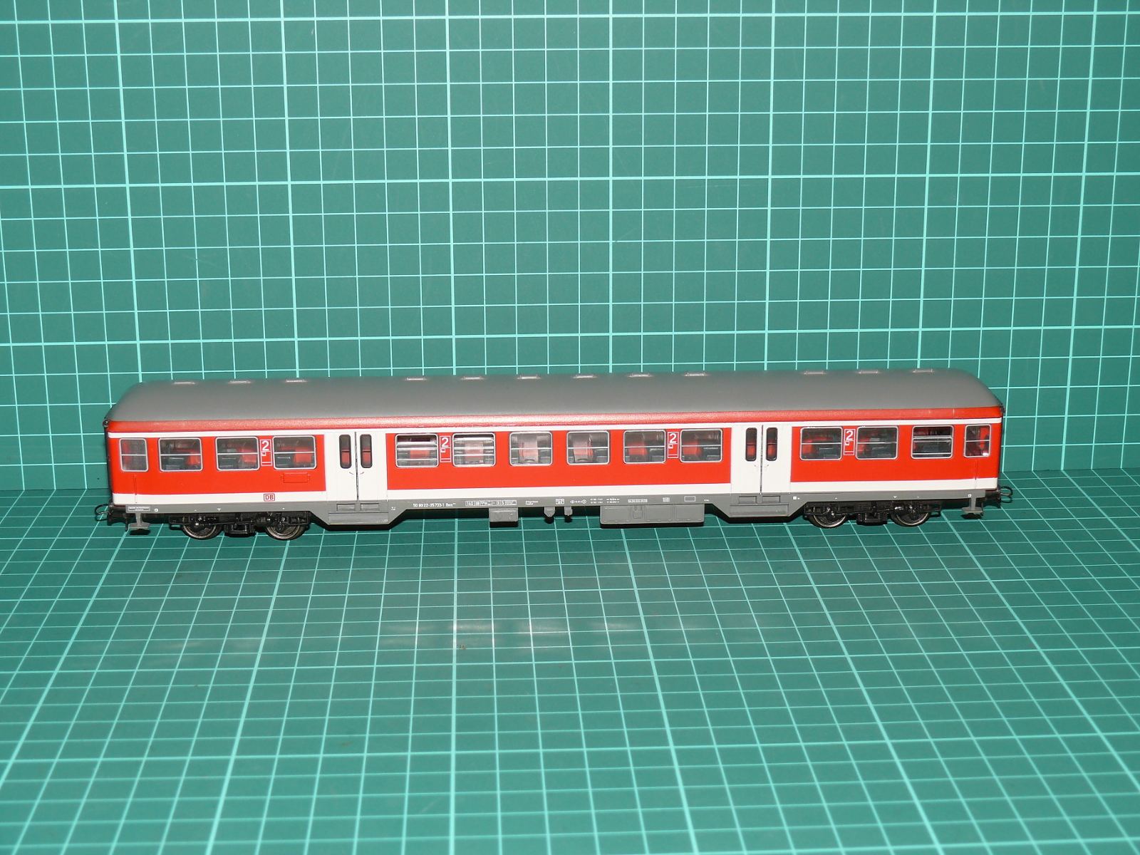 ROCO H0 – Čtyřnápravový příměstský osobní vůz 2. třídy Bnb „City-Bahn“ DB (kat. č. 44393 / DC) – H0
