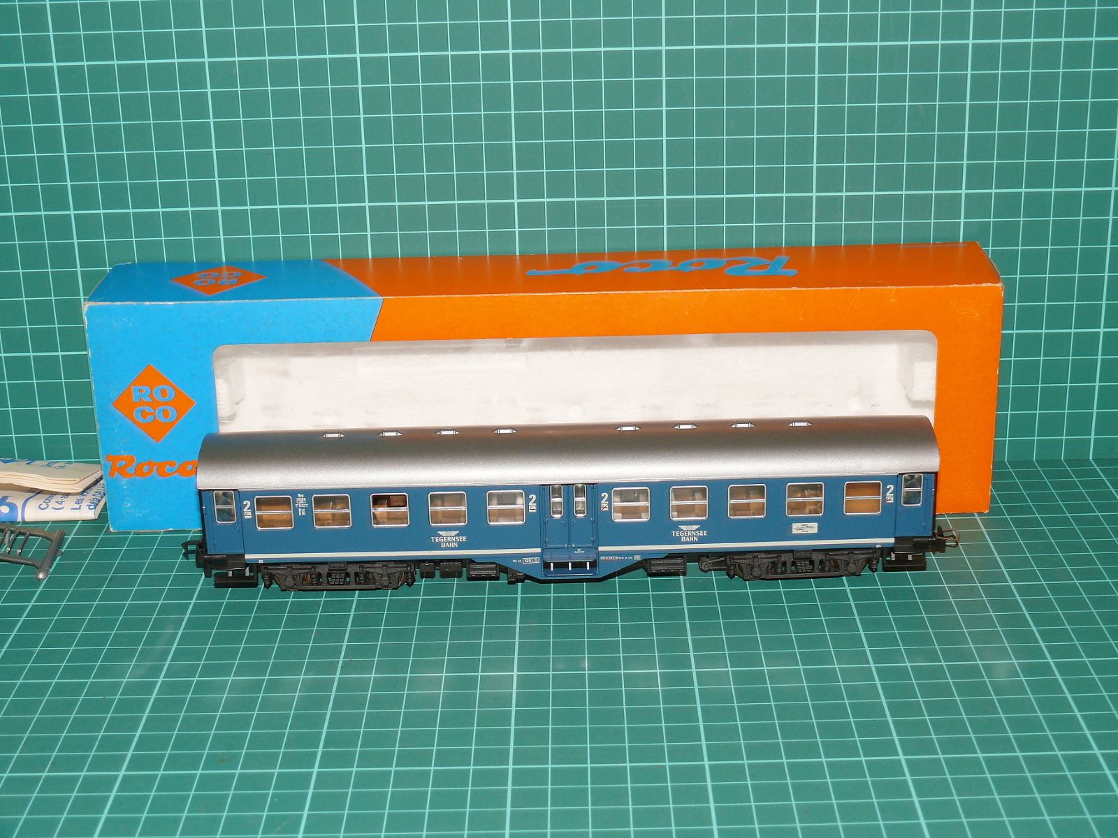 ROCO H0 – Čtyřnápravový příměstský osobní vůz 2. třídy B4ywe „TEGERNSEE-BAHN“ TAG (kat. č. 4250B / DC, v krabičce) – H0