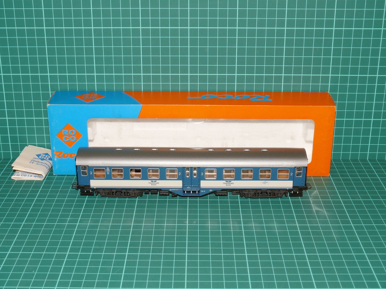 ROCO H0 – Čtyřnápravový příměstský osobní vůz 2. třídy B4ywe „TEGERNSEE-BAHN“ TAG (kat. č. 4250C / DC, v krabičce) – H0
