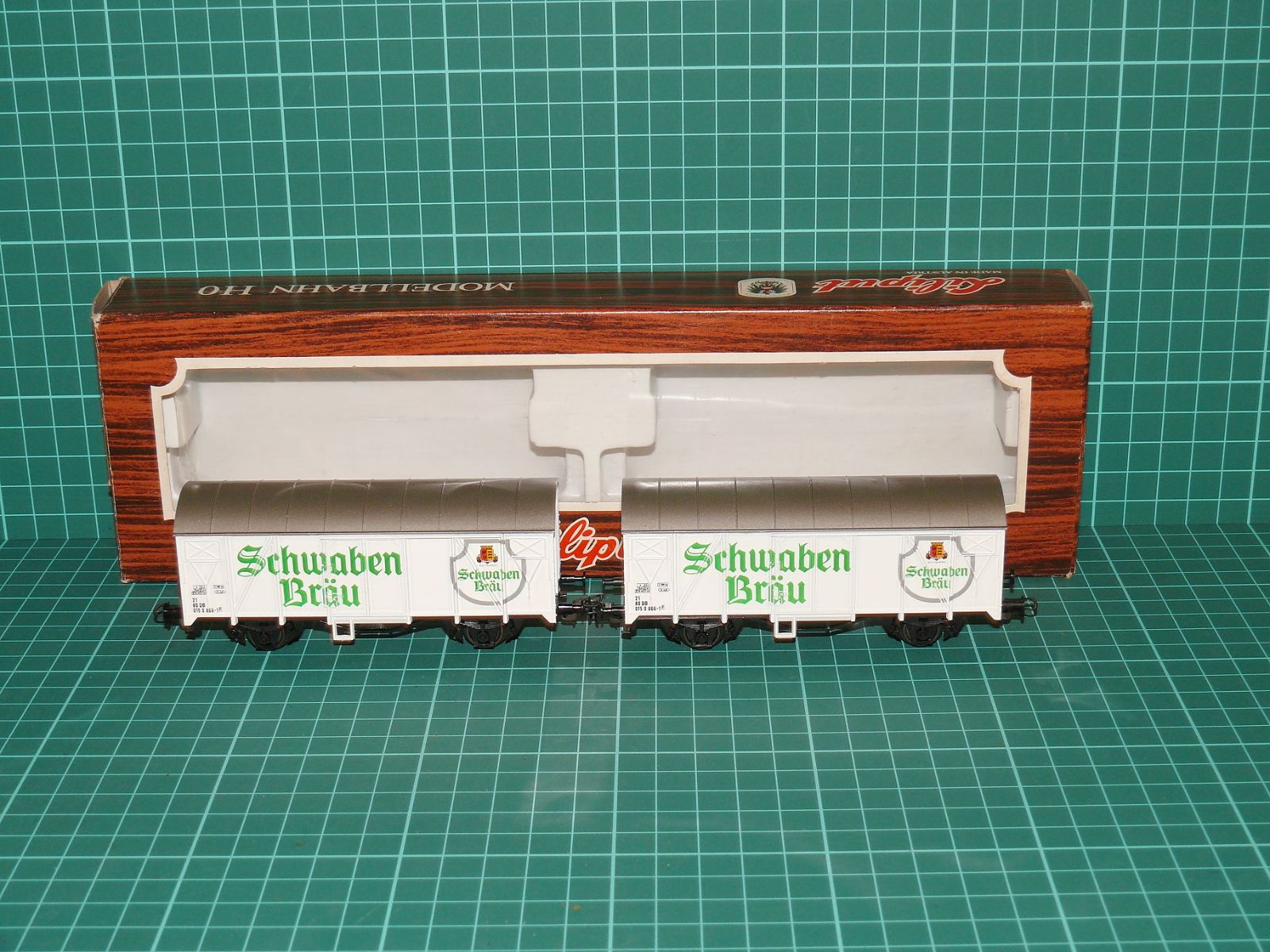LILIPUT H0 – Set 2 ks dvounápravových pivovarských chladicích vozů „Schwaben Bräu“ DB (kat. č. 229 05 / DC, v krabičce) – H0