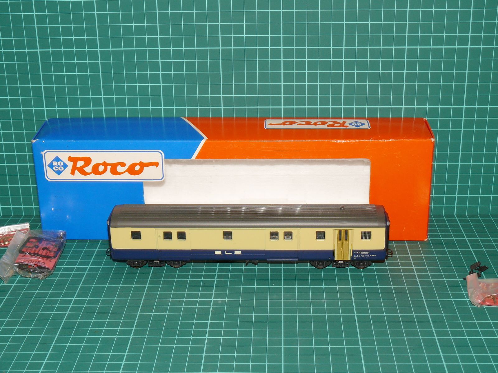 ROCO H0 – Čtyřnápravový zavazadlový vůz typ EW I D „Gepäckwagen“ BLS (DC, v náhradní krabičce ROCO) – H0