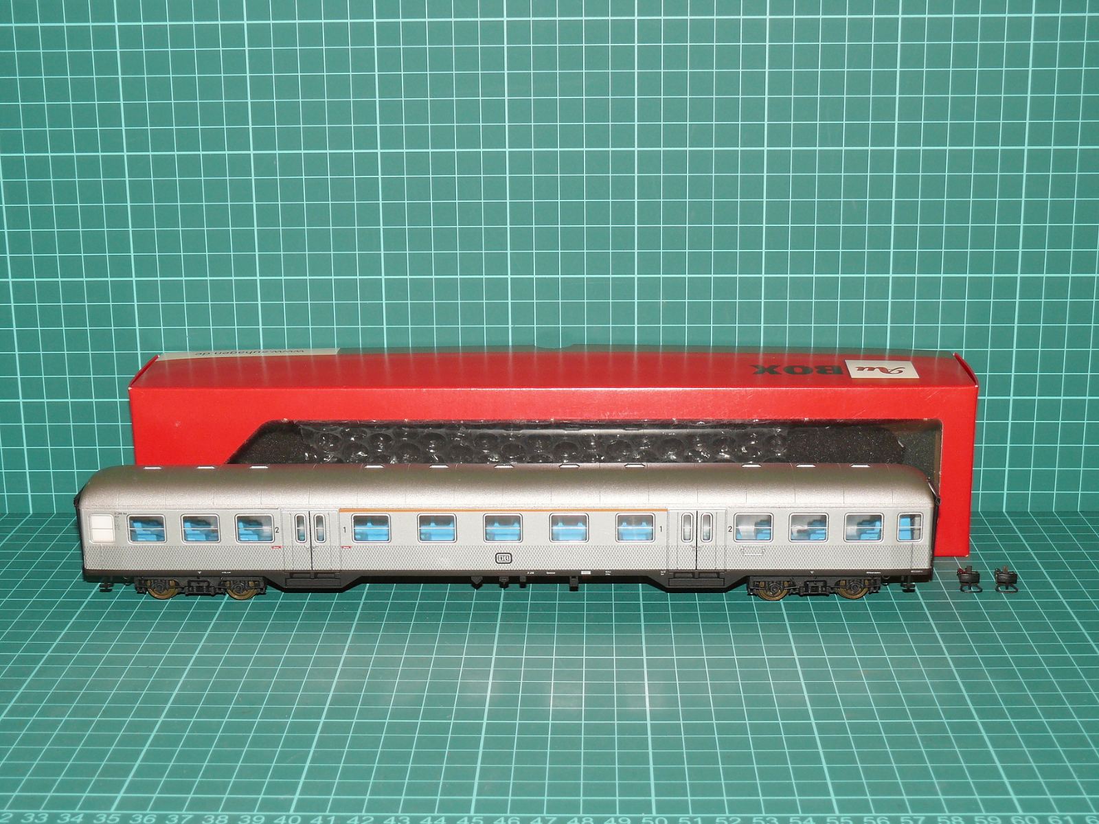 LIMA H0 – Čtyřnápravový příměstský osobní vůz 1./2. třídy ABnb 703 „Silberling“ DB (kat. č. 309145 / DC, v náhradní krabičce Auhagen) – H0