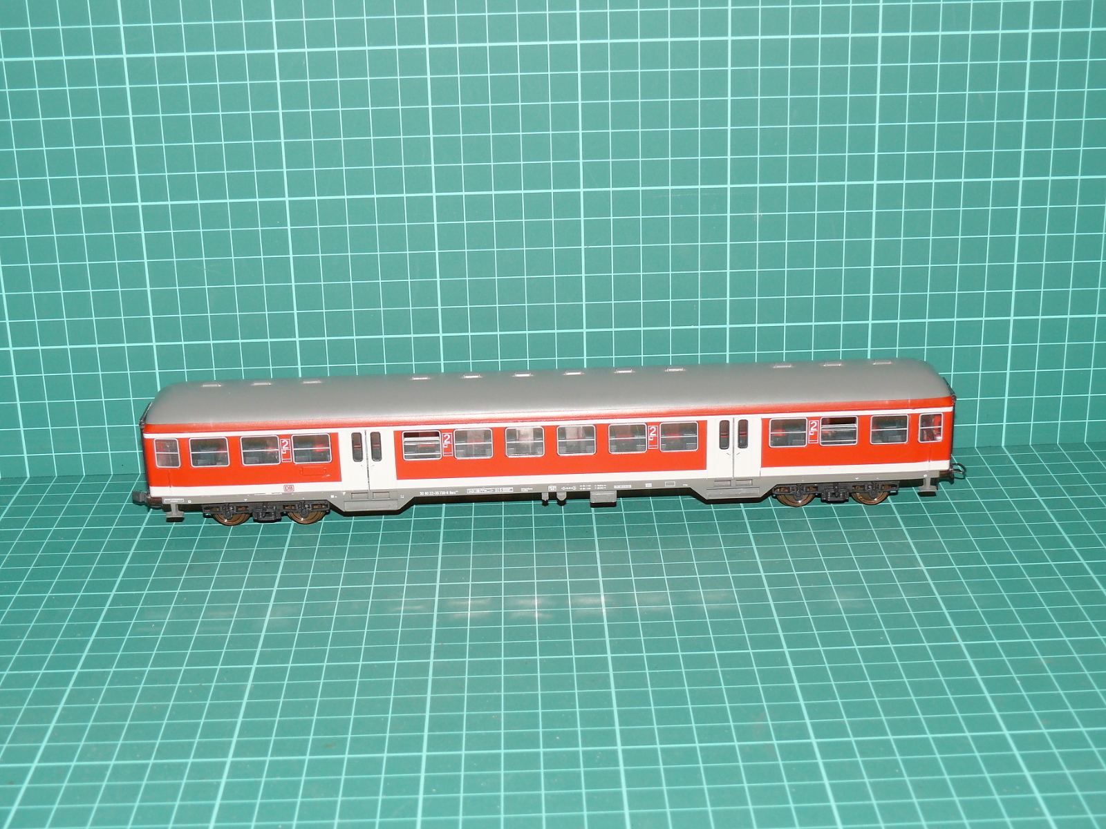 ROCO H0 – Čtyřnápravový příměstský osobní vůz 2. třídy Bnz 724 „City-Bahn“ DB (kat. č. 44940 / DC, bez krabičky) – H0