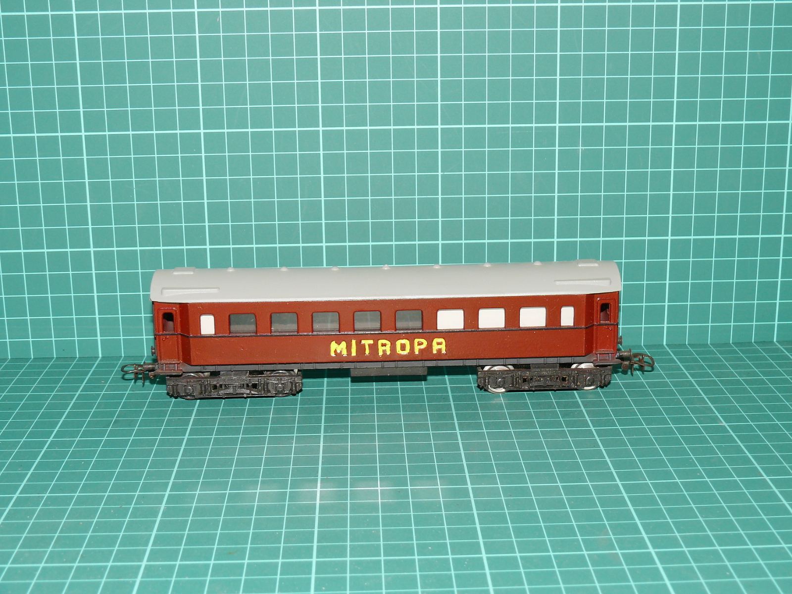 SCHICHT H0 – Čtyřnápravový jídelní vůz „MITROPA“ DR (kat. č. 426/34 / DC, bez krabičky) – H0
