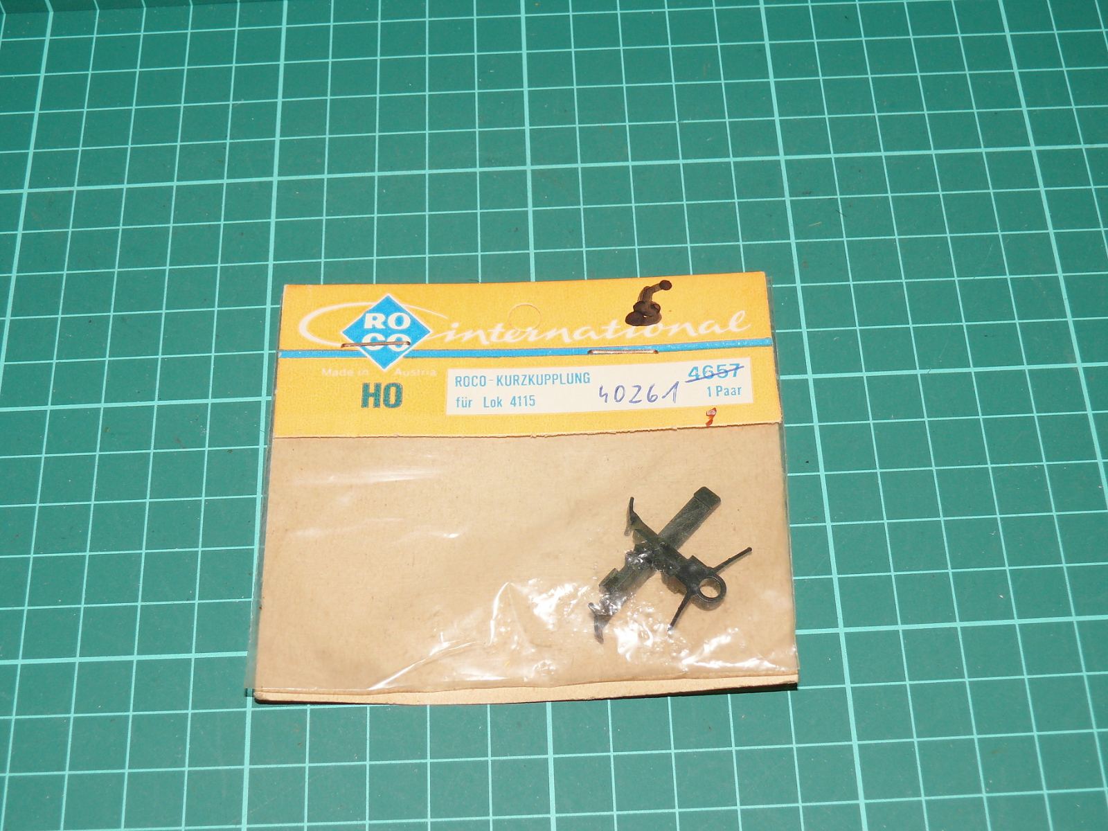ROCO H0 – Krátká spřáhla pro lokomotivy řady 4115 / BR 110 (kat. č. 40261 / 4657, 1 pár v původním balení) – H0