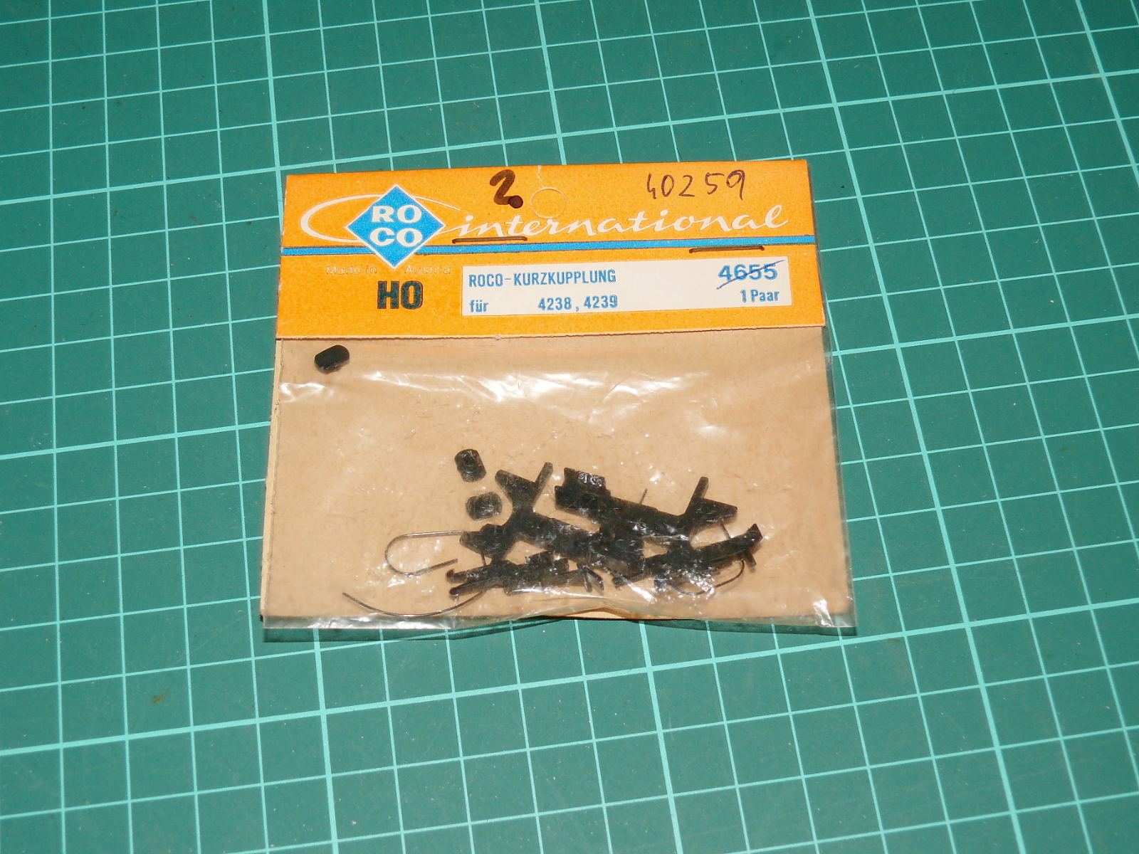 ROCO H0 – Krátká spřáhla pro osobní vozy řady 4238 / 4239 (kat. č. 40259 / 4655, 1 pár v původním balení) – H0
