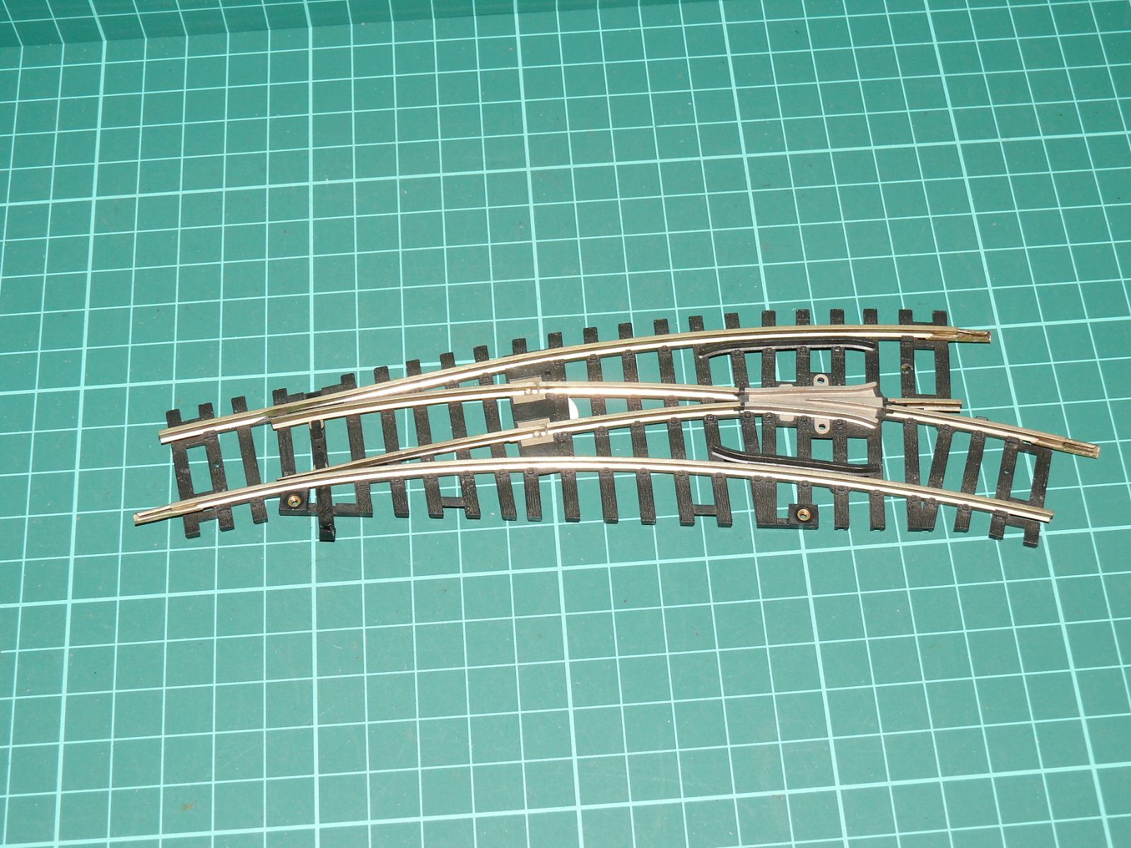 ROCO H0 – Oblouková výhybka pravá R5/R6 / 2,5 mm (kat. č. 42365 / 4571 R, poloměry 542,8 / 604,4 mm) – H0
