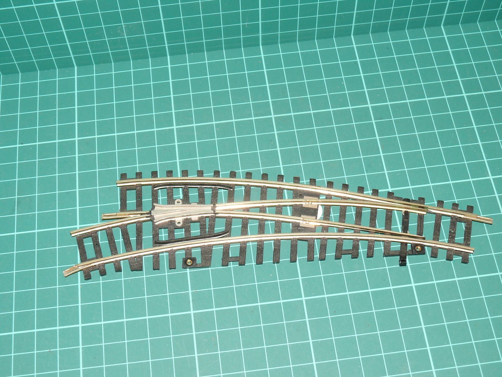 ROCO H0 – Oblouková výhybka levá R5/R6 / 2,5 mm (kat. č. 42364 / 4570 L, poloměry 542,8 / 604,4 mm) – H0