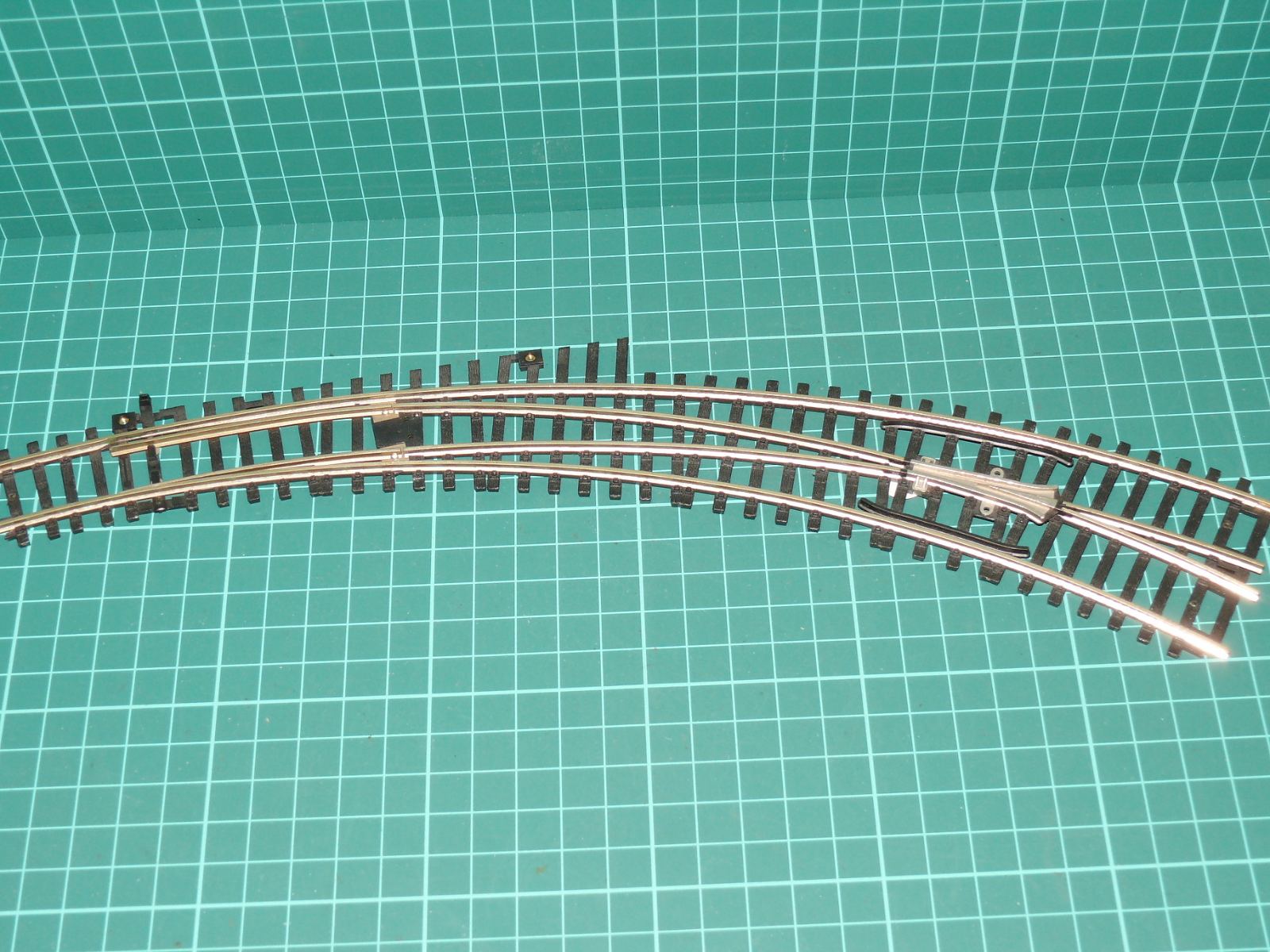 ROCO H0 – Oblouková výhybka pravá R9/R10 / 2,5 mm (kat. č. 42371 / 4575 R, poloměry 826,4 / 888 mm) – H0