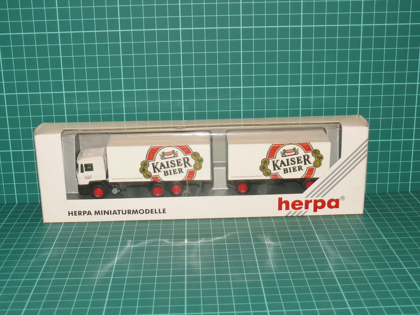 HERPA H0 – Kamionová souprava s přívěsem MAN F90 „KAISER BIER“ (kat. č. 142076, 1:87, OVP) – H0
