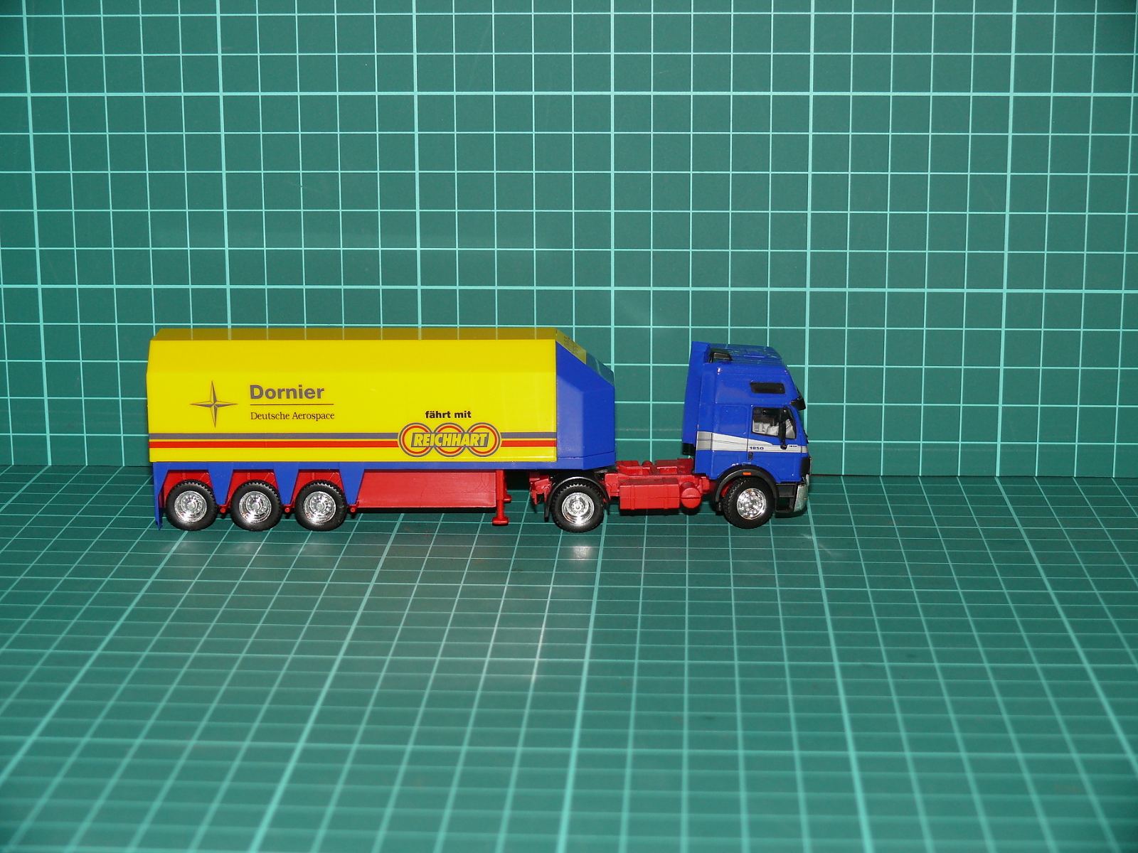 Herpa H0 - Kamion Mercedes-Benz Eurocab se speciálním skříňovým návěsem „Dornier / Reichhart“ (1:87) – H0