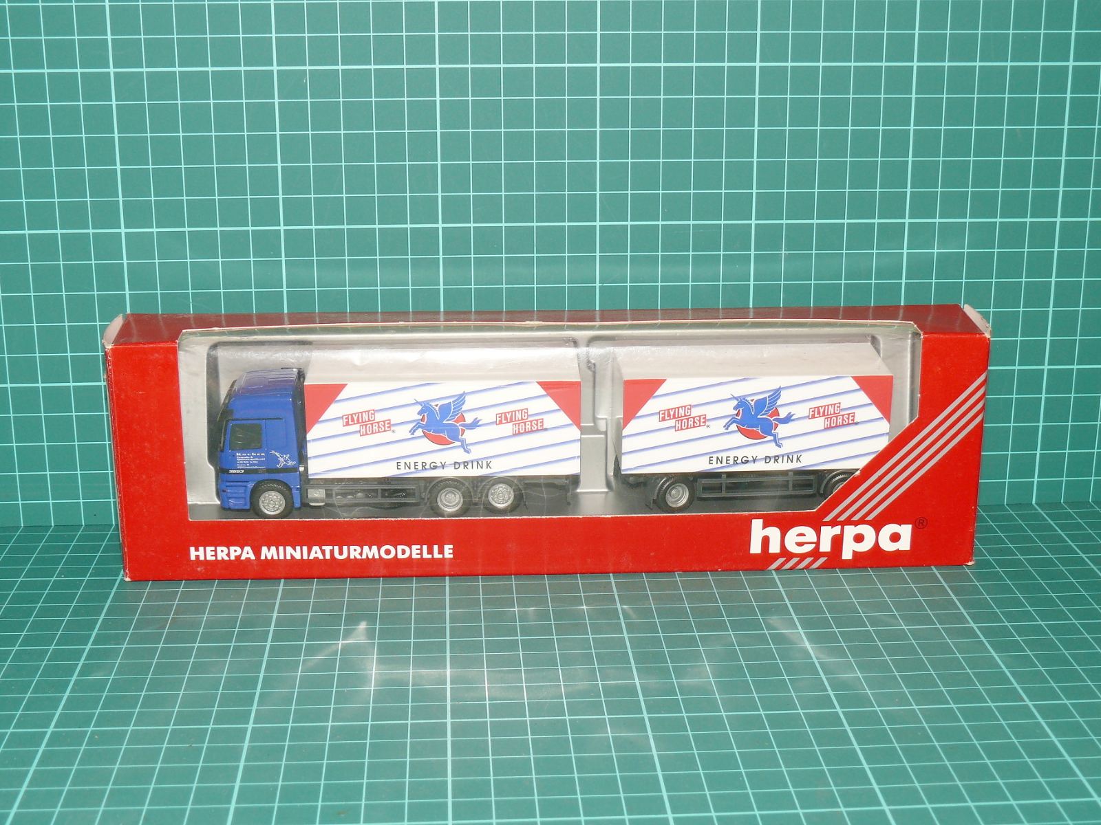 HERPA H0 – Kamionová souprava s přívěsem Scania „FLYING HORSE – ENERGY DRINK“ (1:87, OVP) – H0