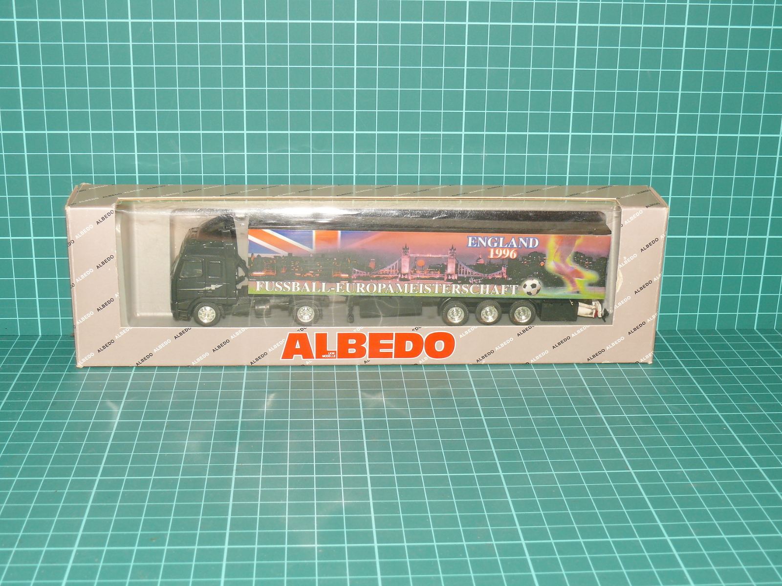 ALBEDO H0 – Kamionová návěsová souprava Volvo FH12 Globetrotter „FUSSBALL-EUROPAMEISTERSCHAFT / ENGLAND 1996“ (1:87, OVP) – H0
