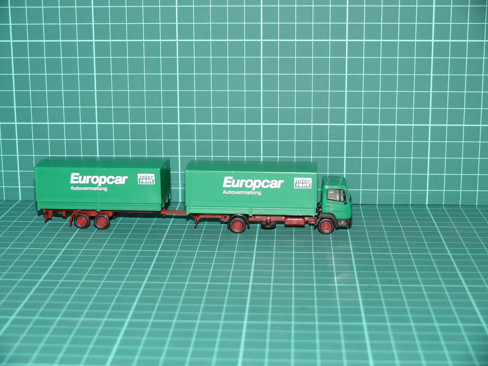 Herpa H0 - Nákladní automobil Mercedes-Benz SK s plachtovým přívěsem „Europcar / inter rent“ (1:87) – H0