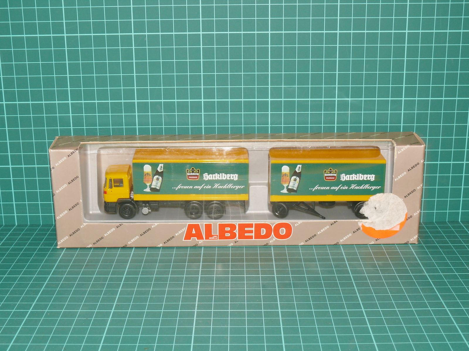 ALBEDO H0 – Kamionová souprava s přívěsem MAN F90 „HACKLBERG Bier – Passau“ (1:87, OVP) – H0