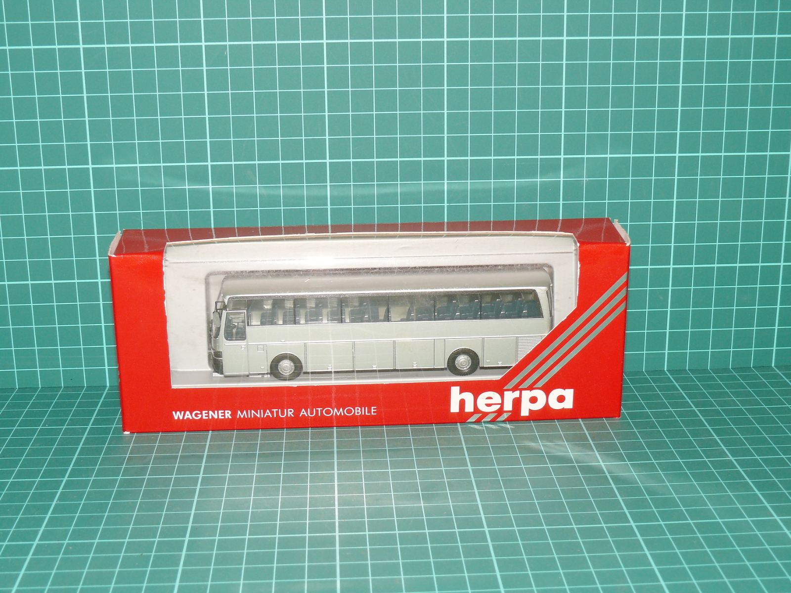 HERPA H0 – Dálkový autokar Mercedes-Benz O 303 RHD (1:87, Wagener Edition, stříbrný, OVP) – H0