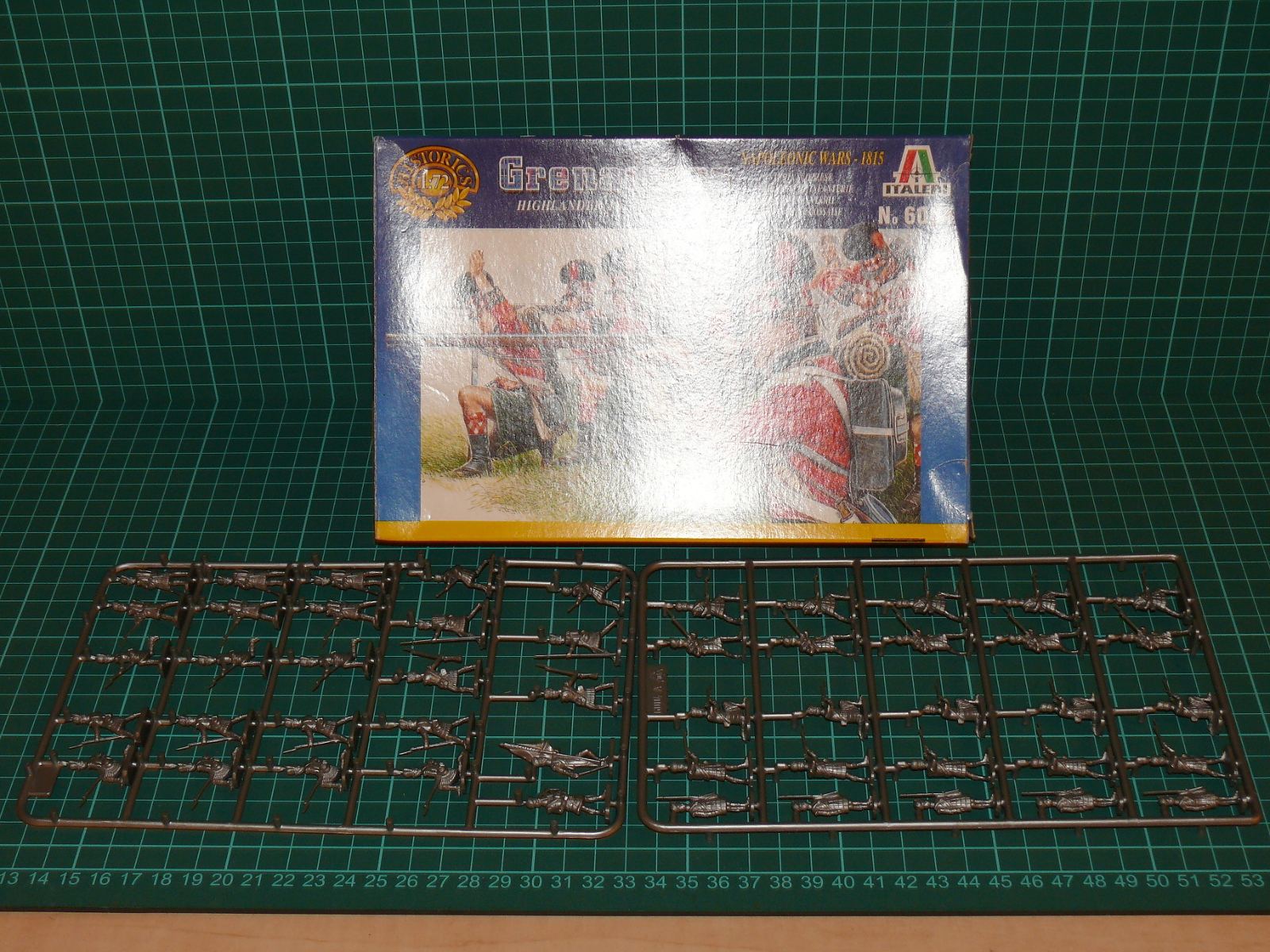 ITALERI 1:72 – Grenadiers Highlander Infantry 1815 (kat. č. 6004, Historics, kompletní sada 50 figurek) – Jiné velikosti