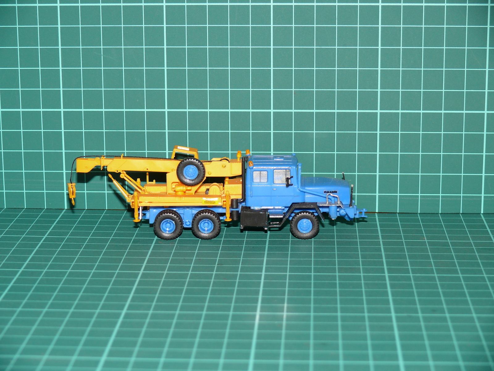 Kibri / Preiser H0 - Těžký autojeřáb Faun 6x6 s nástavbou v modro-žlutém provedení (1:87) – H0