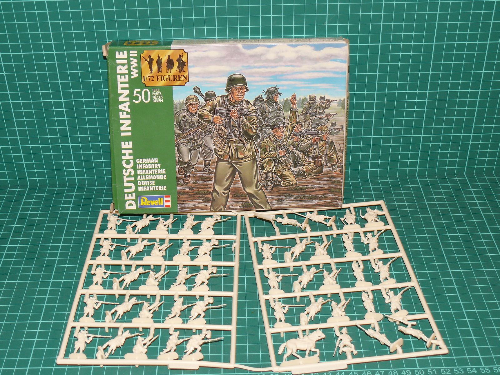 REVELL 1:72 – Krabička Deutsche Infanterie WWII (kat. č. 2502) + rámečky figurek napoleonské pěchoty – Jiné velikosti