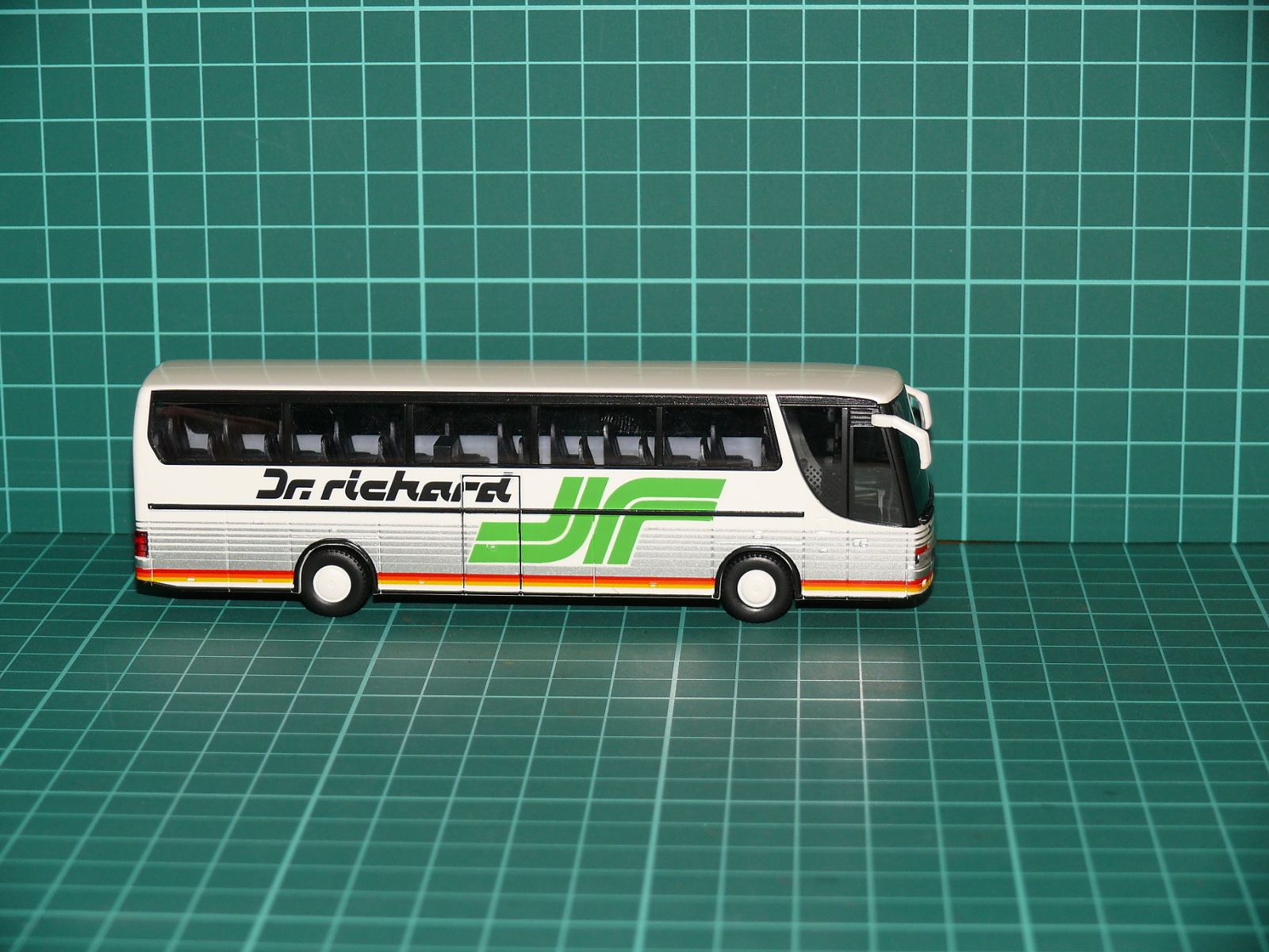 Herpa H0 - Dálkový zájezdový autobus Setra S 315 HDH „Dr. Richard / JIF“ (1:87) – H0