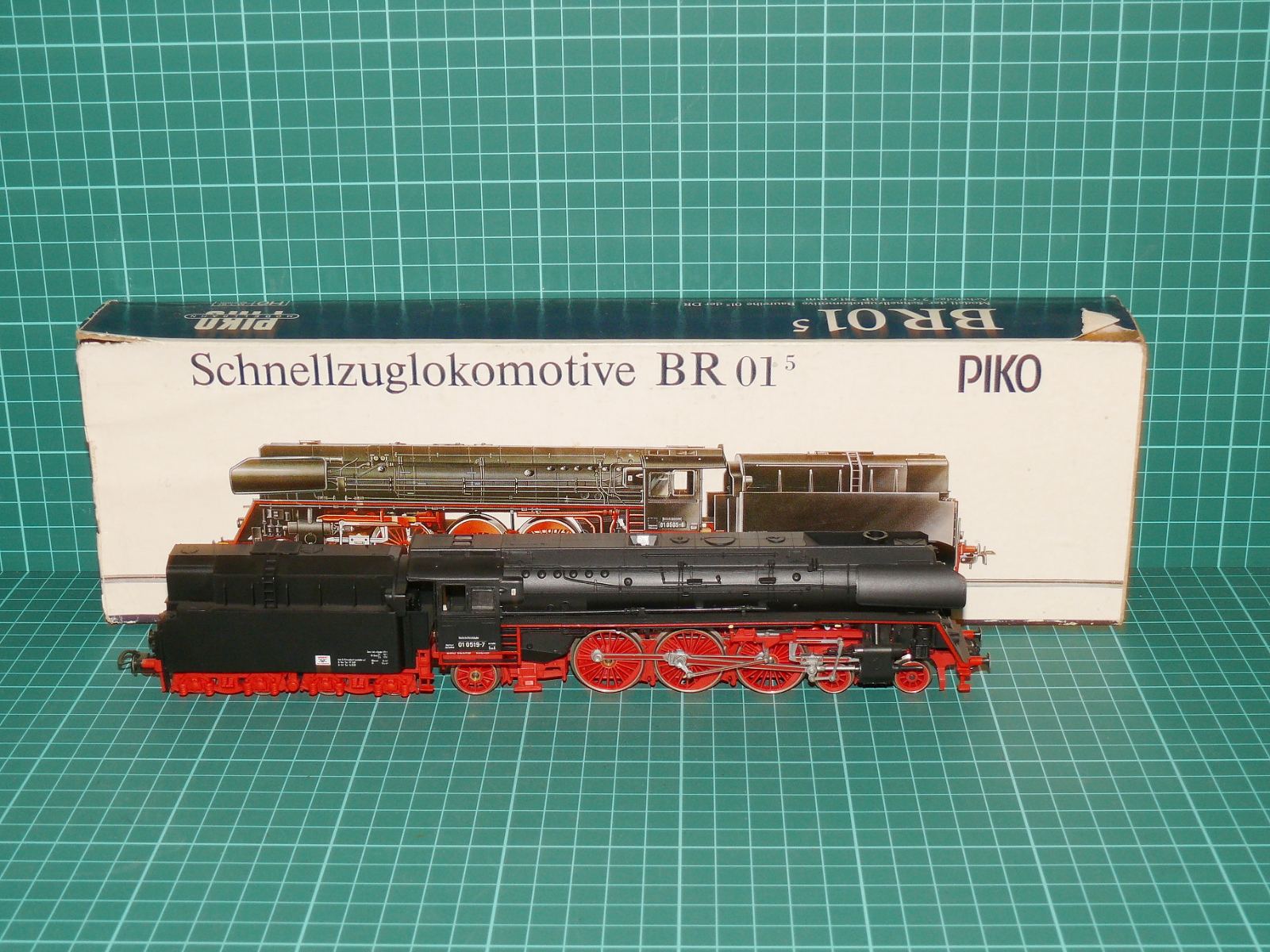 PIKO H0 – Rychlíková parní lokomotiva BR 01.5 Reko DR s tendrem (01 0519-7, kat. č. 5/6327, OVP) – H0