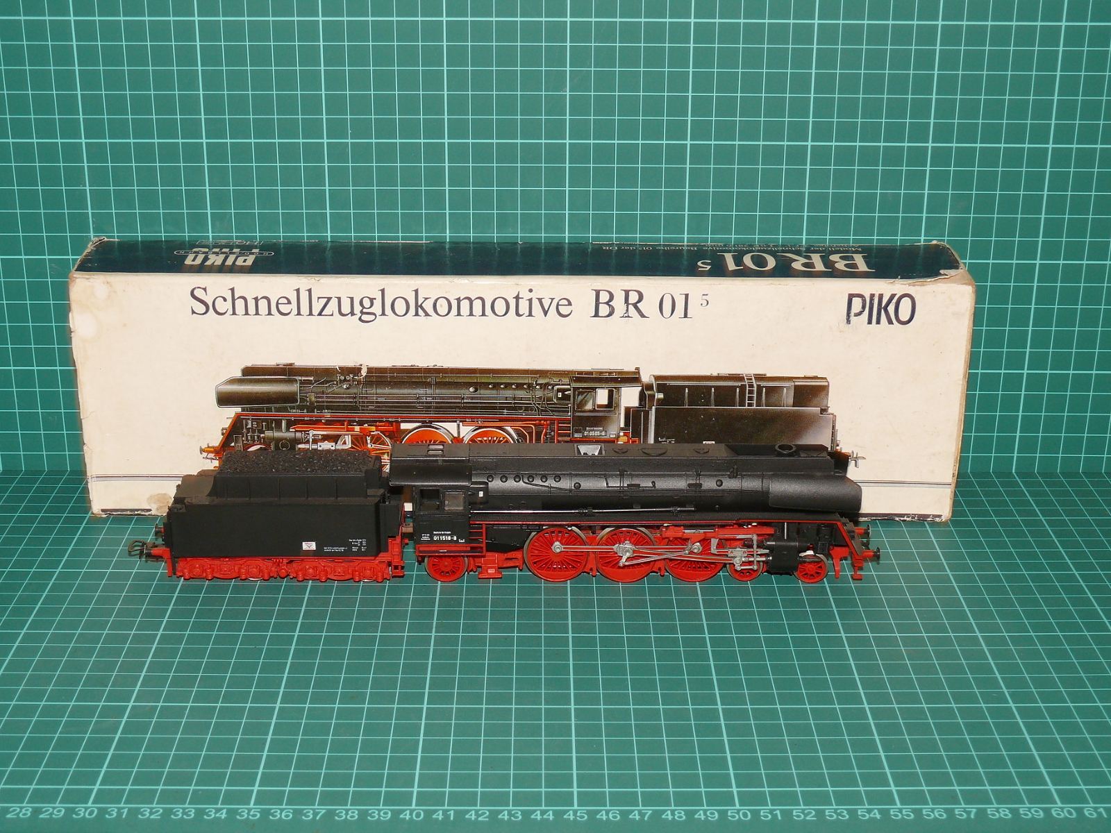 PIKO H0 – Rychlíková parní lokomotiva BR 01.5 Reko DR s uhelným tendrem (01 1518-8, kat. č. 5/6325, OVP) – H0