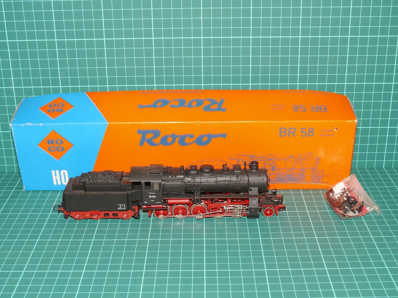 ROCO H0 – Parní nákladní lokomotiva BR 58 504 DRG s tendrem (kat. č. 43203, ex pruská G 12, OVP + doplňky) – H0