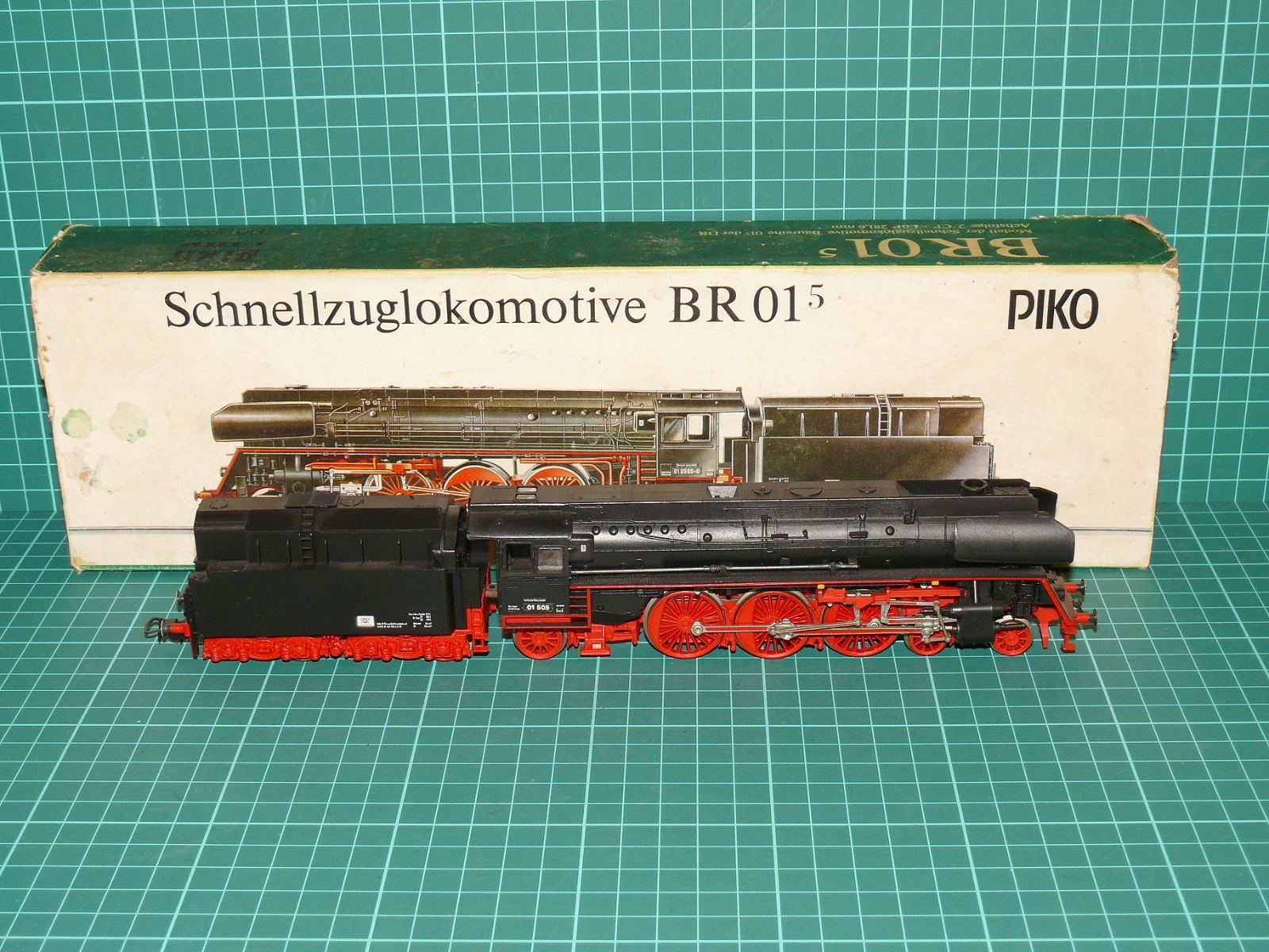 PIKO H0 – Rychlíková parní lokomotiva BR 01.5 Reko DR (01 505 / kat. č. 5/6327, s tendrem, OVP) – H0