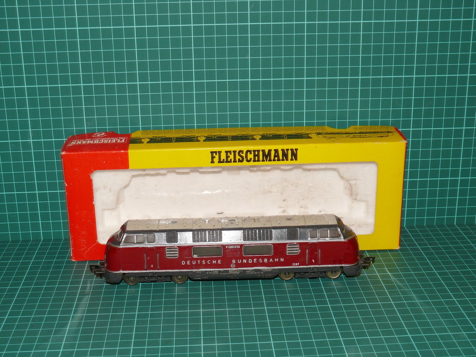 FLEISCHMANN H0 – Těžká motorová lokomotiva V 200 035 DB (kat. č. 4235 / ex 1381, litinový model, OVP) – H0