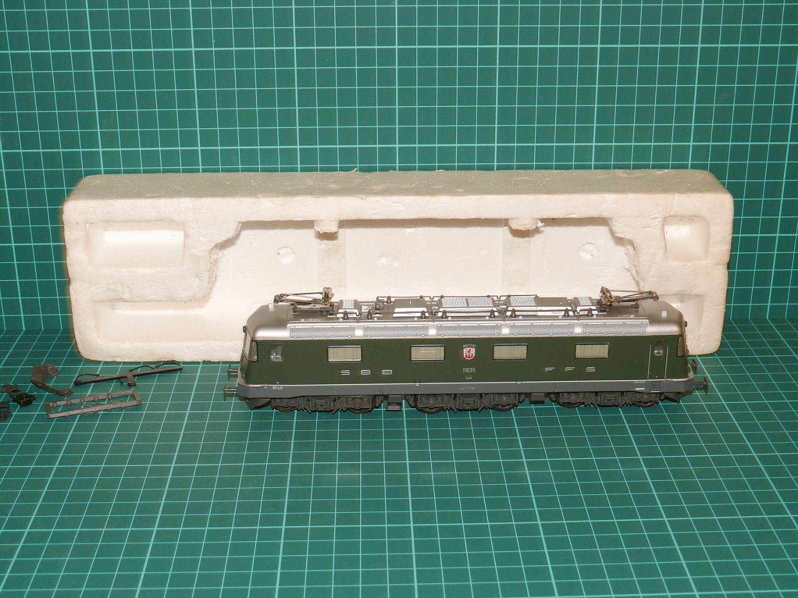 LIMA H0 – Elektrická lokomotiva Re 6/6 SBB CFF FFS „Eglisau“ (č. 11635, kat. č. 208047, polystyrenové lůžko + doplňky) – H0