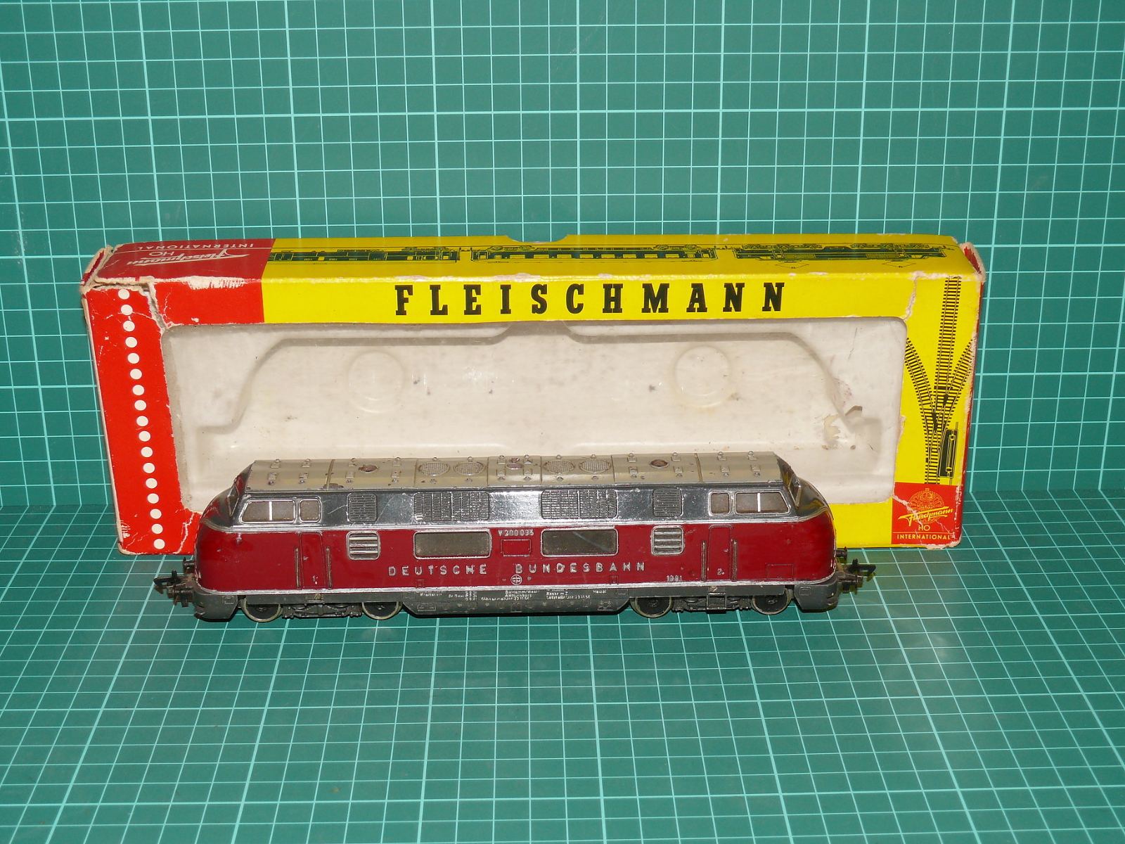 FLEISCHMANN H0 – Těžká motorová lokomotiva V 200 035 DB (kat. č. 1381, celokovový odlitek, OVP) – H0