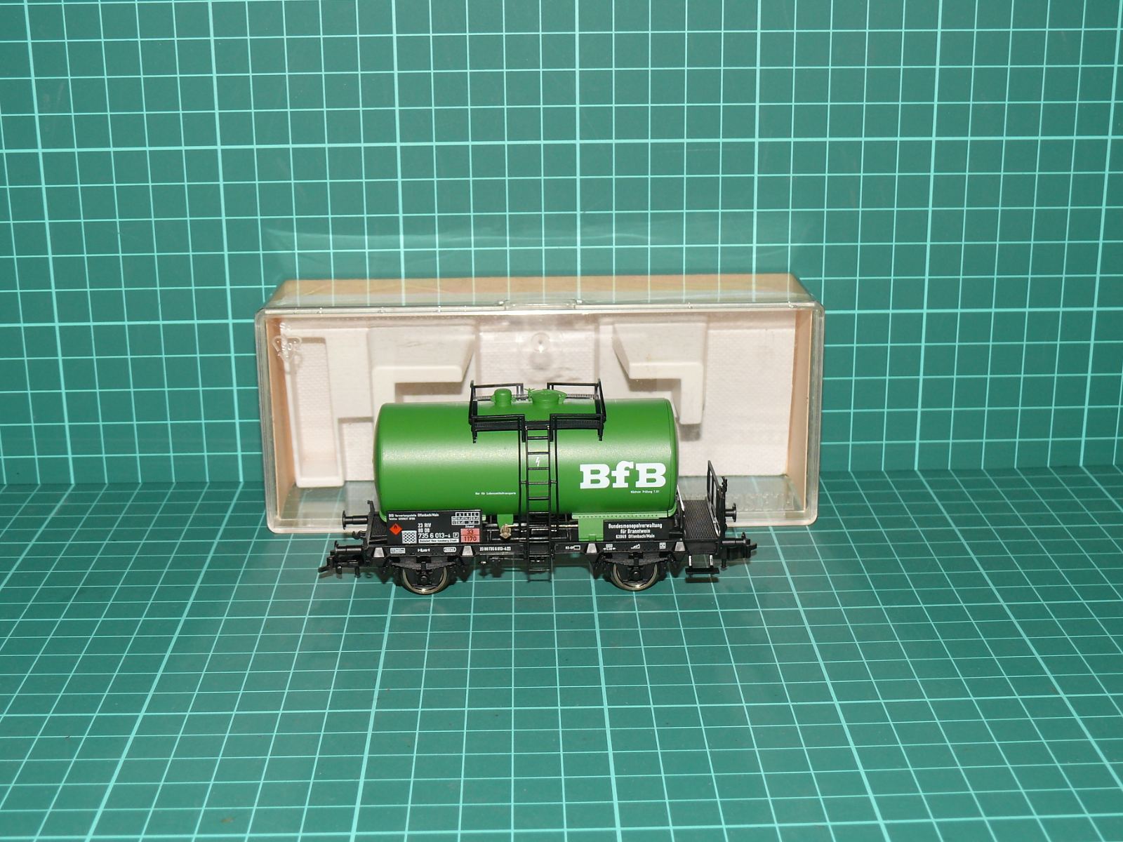 Fleischmann H0 – Dvounápravový kotlový vůz „BfB“ DB (kat. č. 5419 K, OVP) – H0