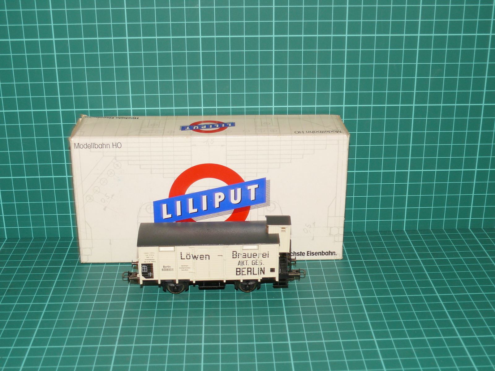 Liliput H0 – Pivovarský chladicí vůz s budkou „Löwen-Brauerei Berlin“ K.P.E.V. (kat. č. 213 07, OVP) – H0