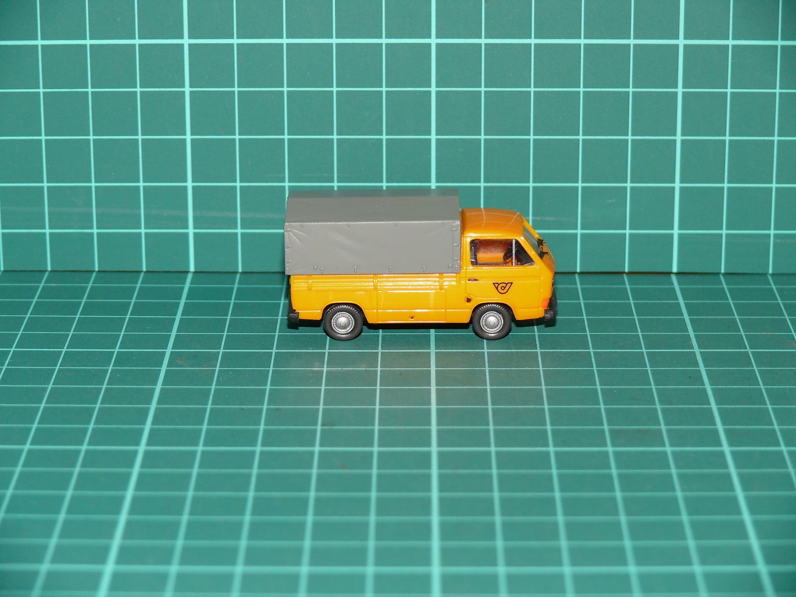 Herpa / Wiking H0 - Užitkový automobil Volkswagen Transporter T3 valník s plachtou „Deutsche Bundespost“ (1:87) – H0