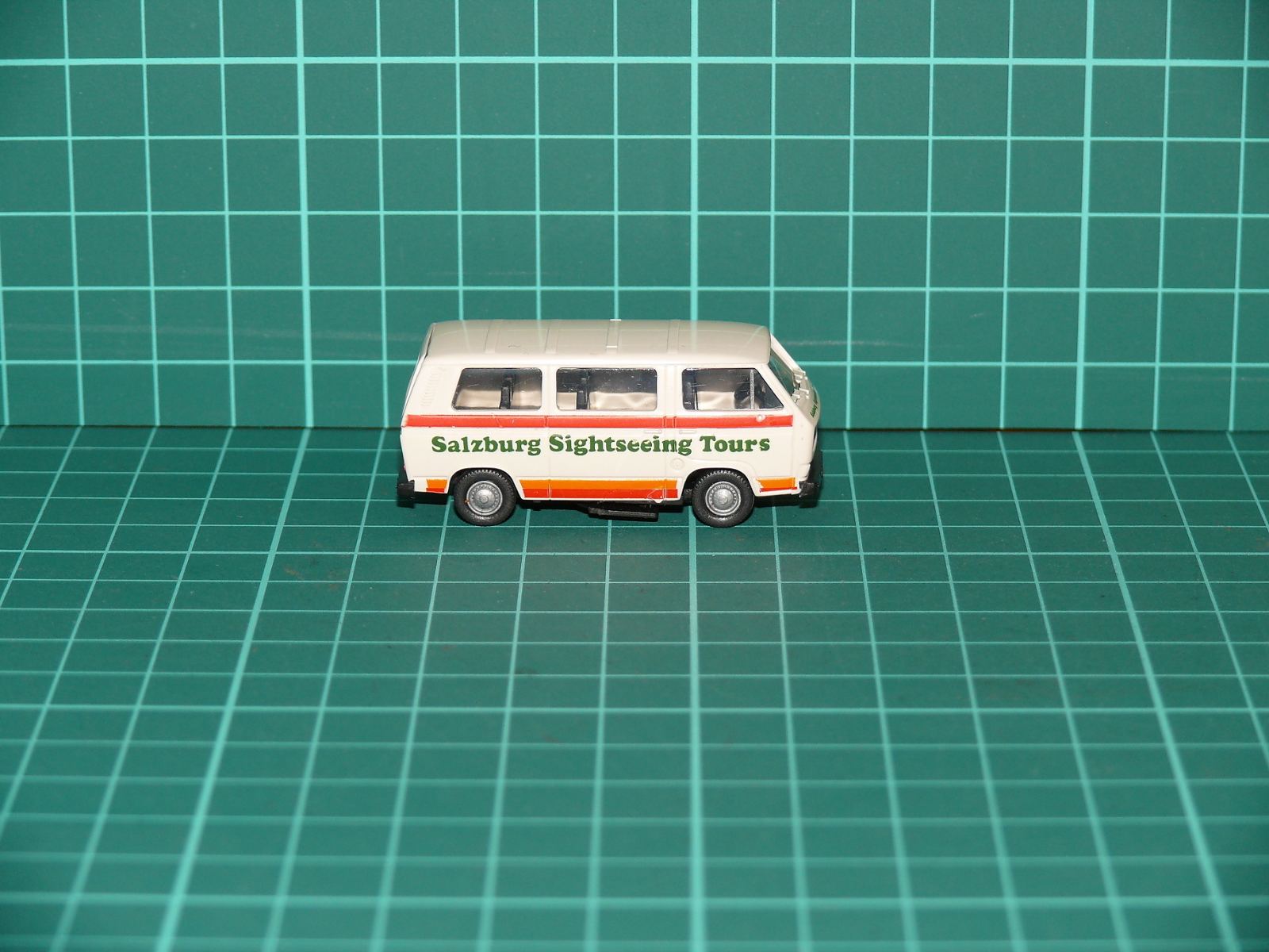 Herpa / Wiking H0 - Užitkový automobil Volkswagen Transporter T3 minibus „Salzburg Sightseeing Tours“ (1:87) – H0