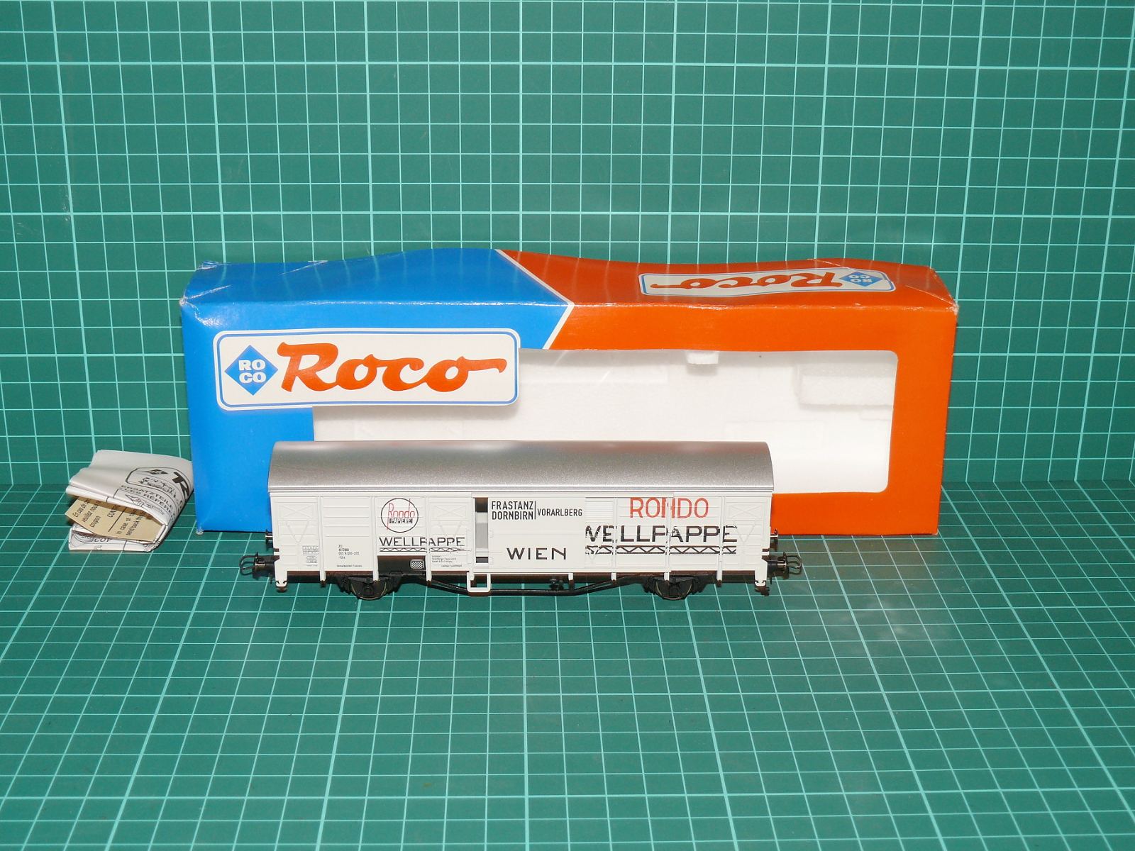 Roco H0 – Dvounápravový krytý nákladní vůz „RONDO WELLPAPPE“ ÖBB (kat. č. 46744, OVP) – H0