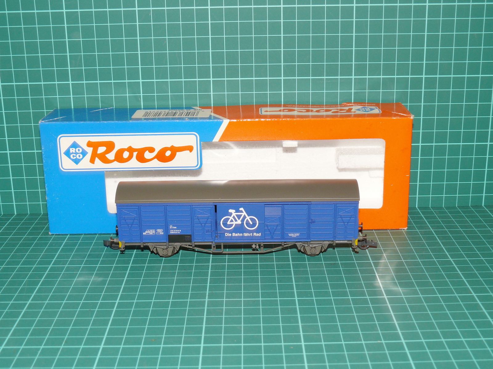 Roco H0 – Dvounápravový krytý nákladní vůz na jízdní kola „Die Bahn fährt Rad“ DB (kat. č. 46427, OVP) – H0