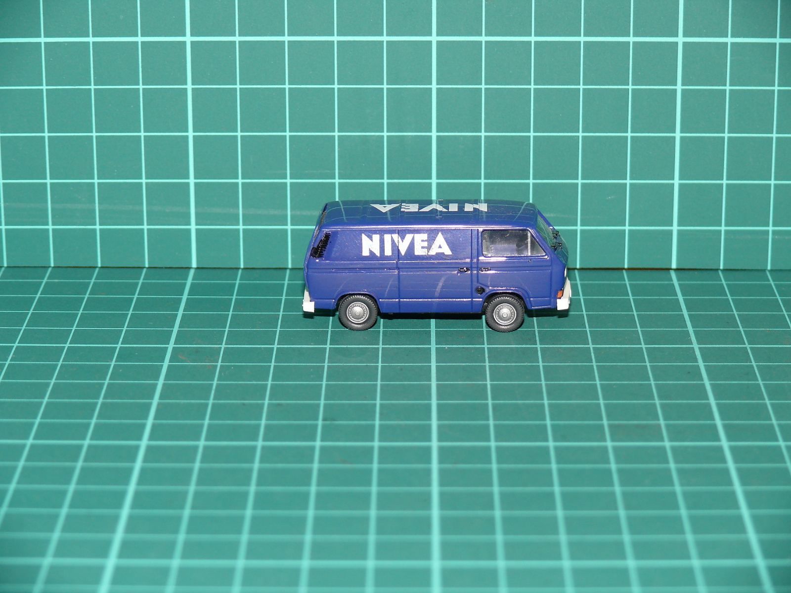Roco / Herpa H0 - Užitkový automobil Volkswagen Transporter T3 skříňová dodávka „NIVEA“ (1:87) – H0