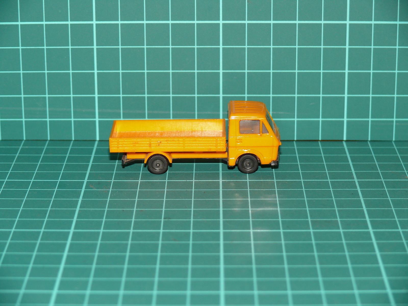 Wiking H0 - Užitkový automobil Volkswagen LT valník oranžový (1:87) – H0