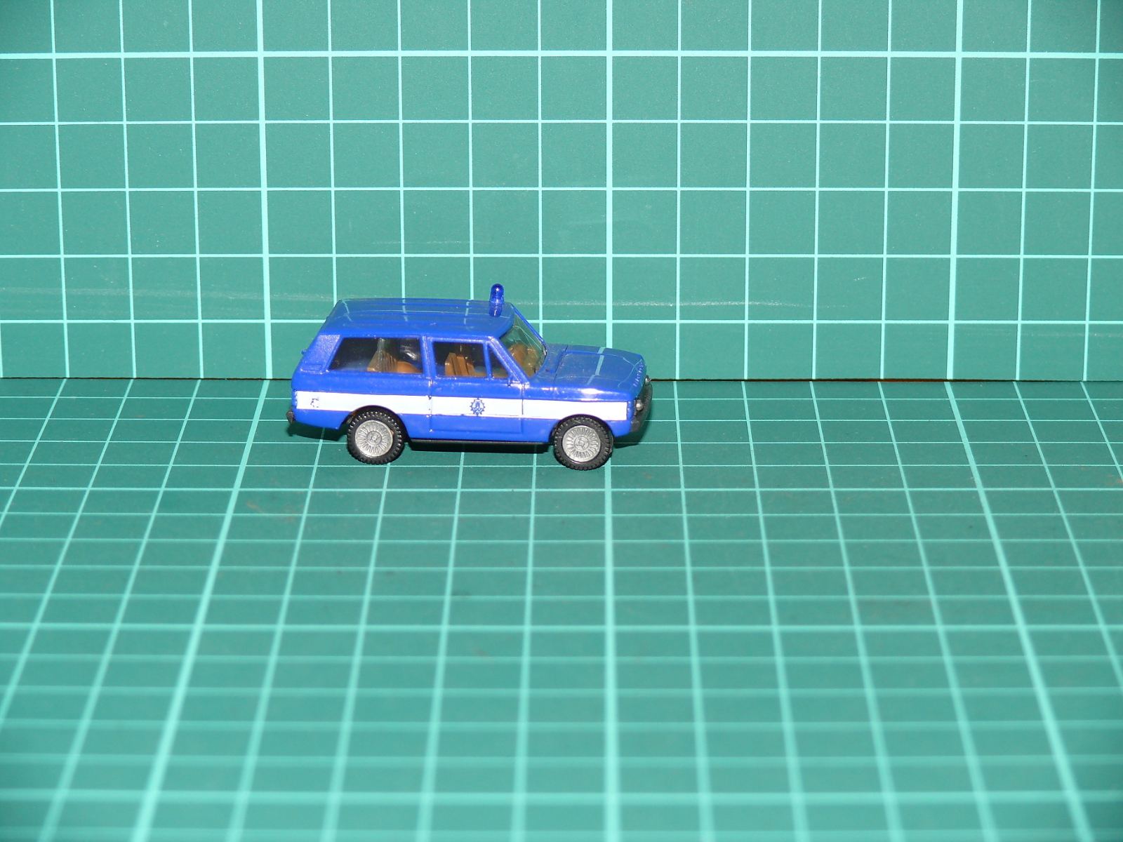 Wiking H0 - Osobní terénní automobil Range Rover „Polizei / Gendarmerie“ modro-bílý (1:87) – H0