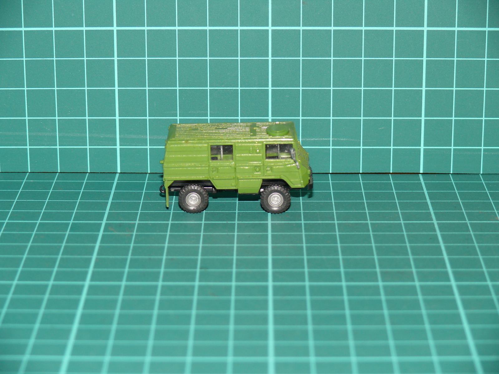 Roco H0 - Terénní vojenský / speciální vůz Steyr Puch Pinzgauer 710M 4x4 olivově zelený (1:87) – H0
