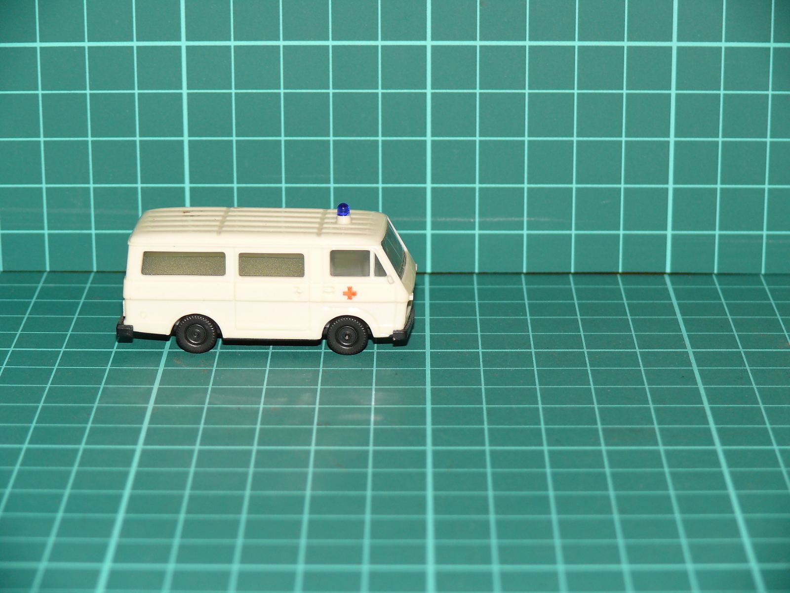 Wiking H0 - Sanitní automobil Volkswagen LT skříňová sanitka s majákem (1:87) – H0