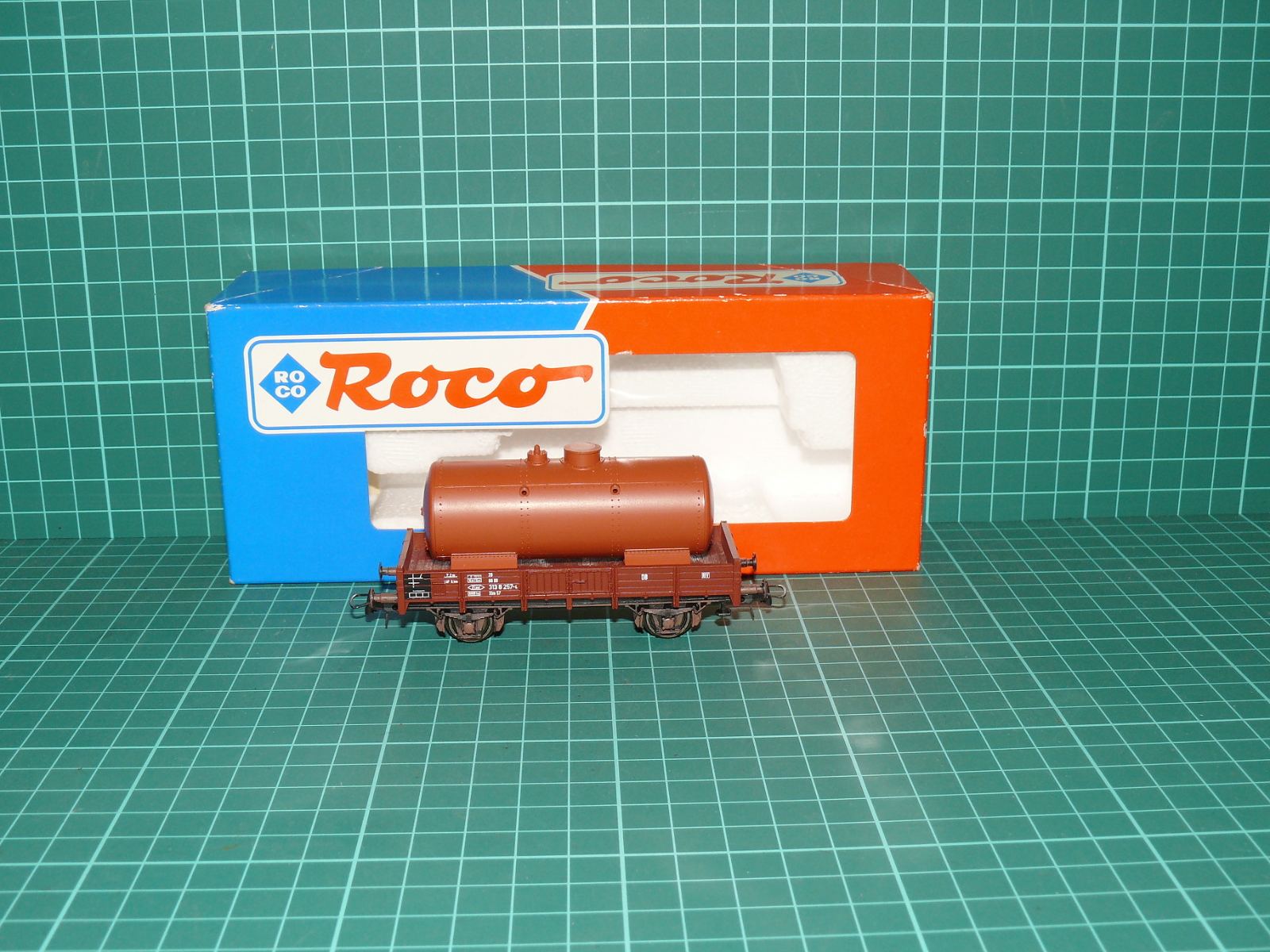 Roco H0 – Dvounápravový nízkostěnný nákladní vůz X s nákladem cisternového kotle ÖBB (kat. č. 4301 / série 907, OVP) – H0