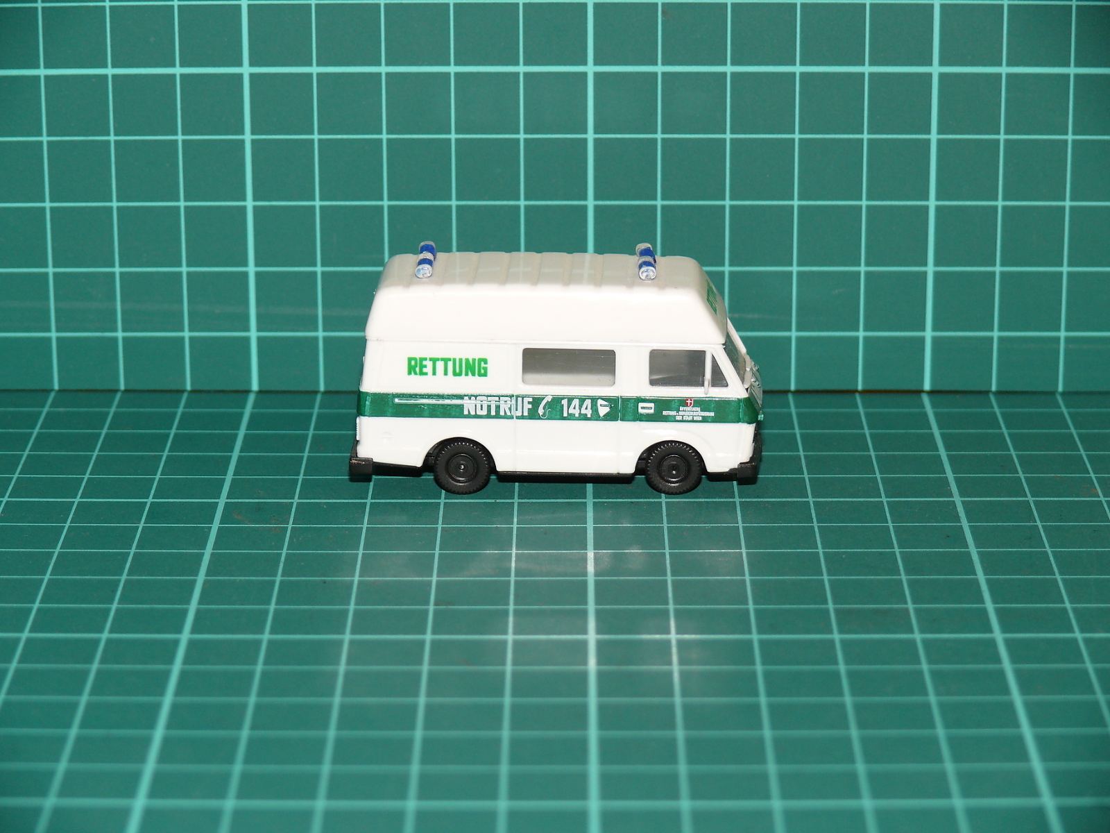 Wiking H0 - Sanitní automobil Volkswagen LT zvýšená sanitka „Rettung - Notruf 144 / Ambulance“ (1:87) – H0