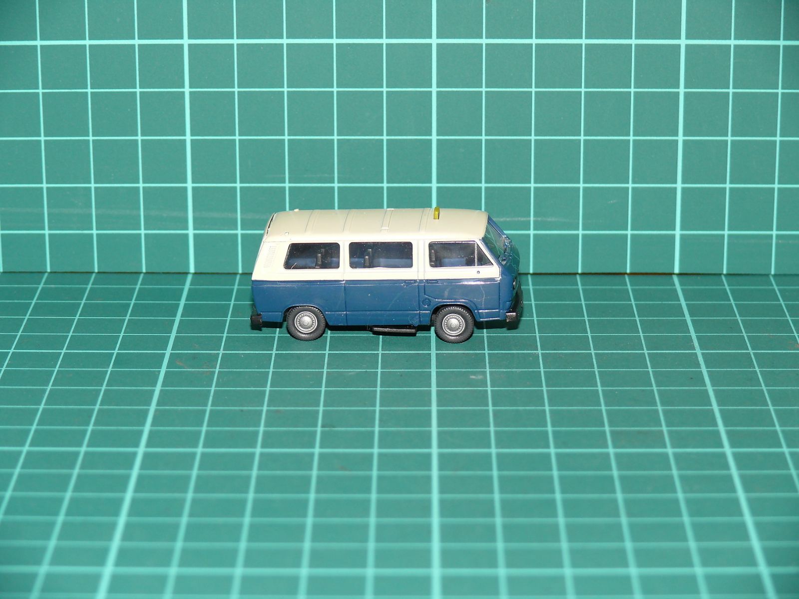 Herpa / Wiking H0 - Užitkový automobil Volkswagen Transporter T3 Caravelle „TAXI“ modro-bílý (1:87) – H0