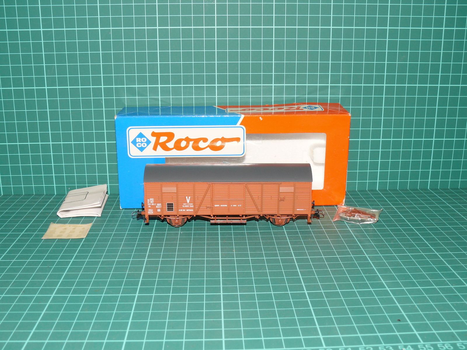 Roco H0 – Dvounápravový velkoprostorový krytý nákladní vůz se šikmým bedněním Gbs SNCF (kat. č. 46153, OVP) – H0