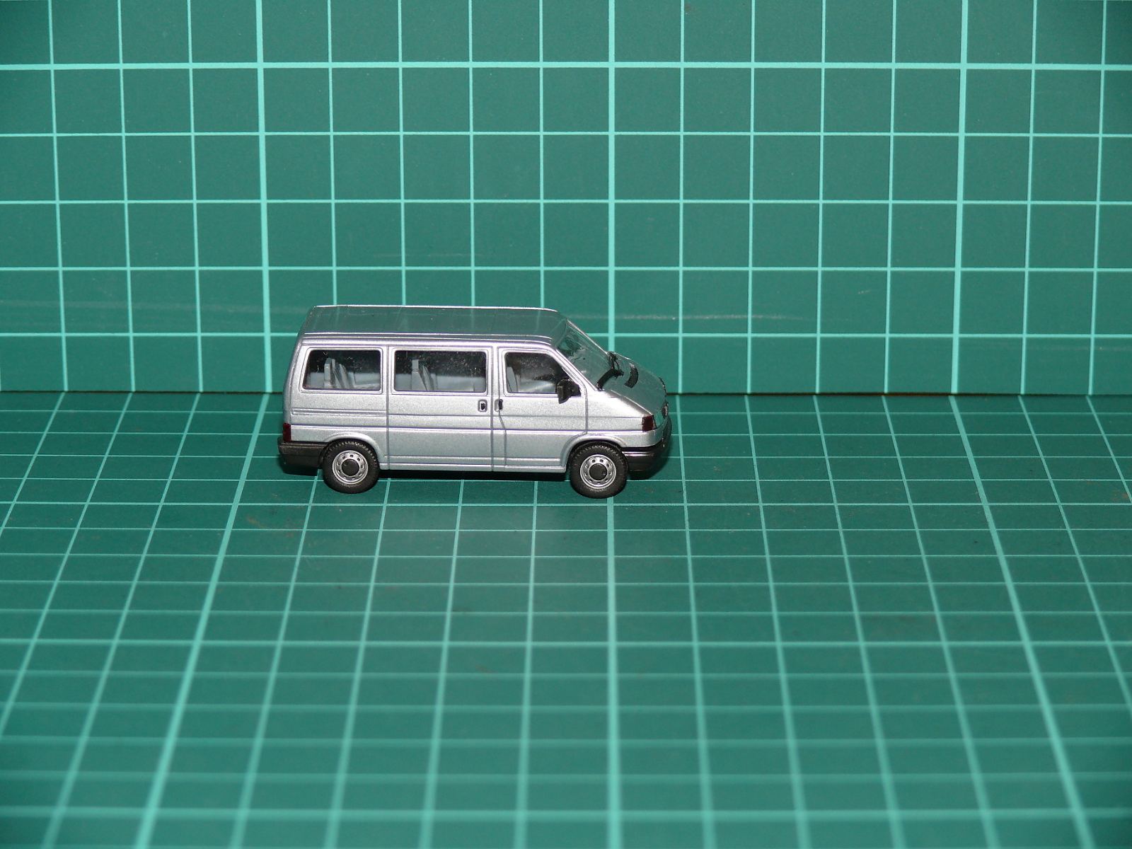 Herpa H0 - Osobní mikrobus Volkswagen Transporter T4 Caravelle stříbrná metalíza (1:87) – H0