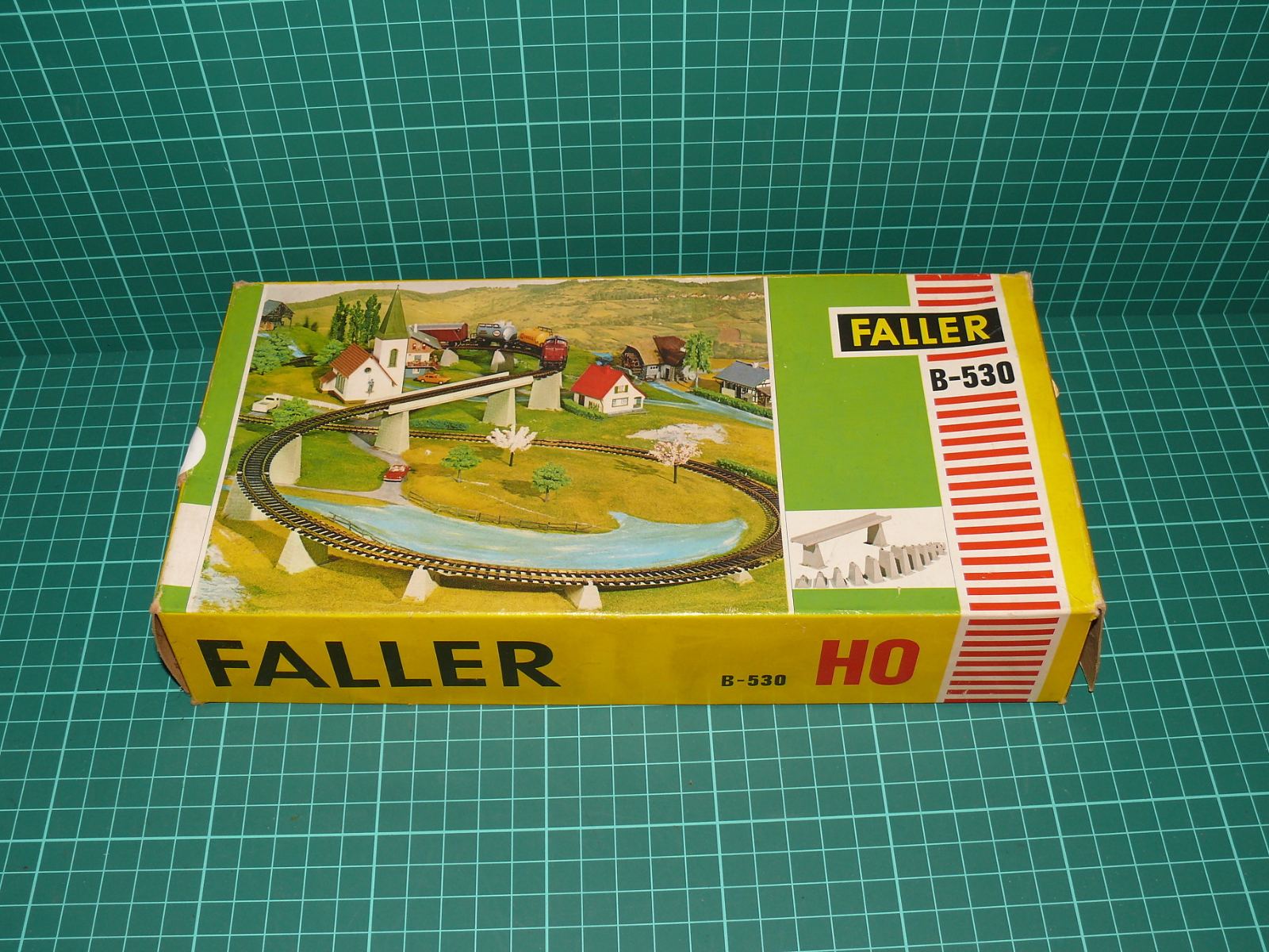 Faller H0 – Stavebnice: Nájezdová rampa / viaduktové pilíře a mostní pole Auffahrt (kat. č. B-530, OVP) – H0